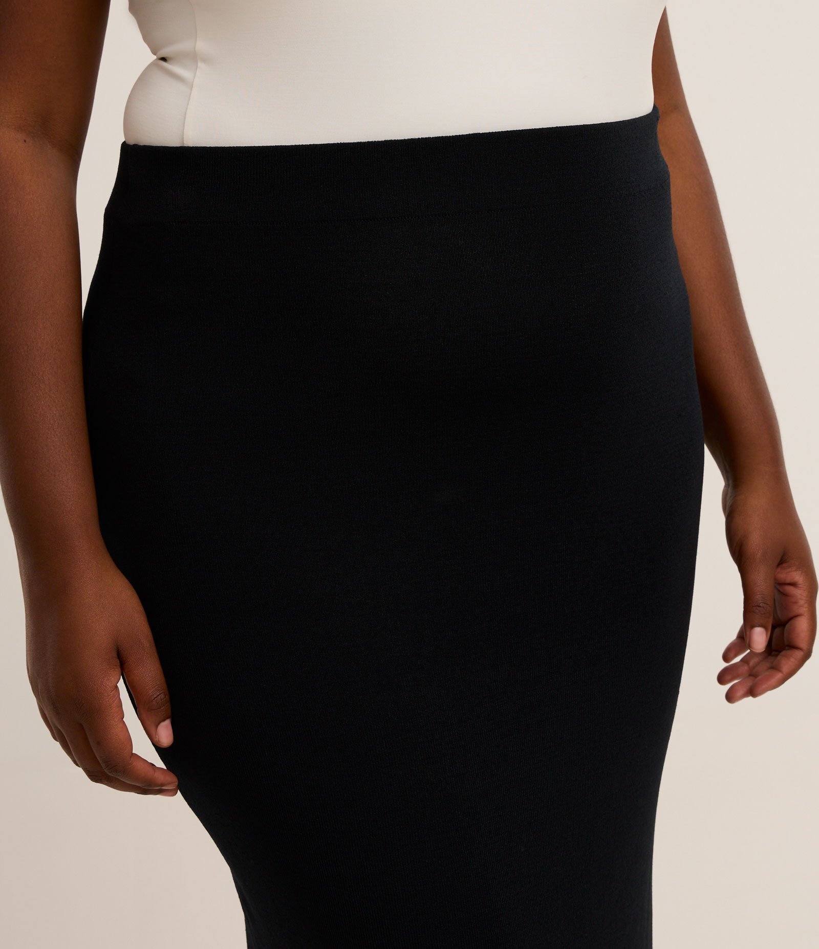 Saia Reta Midi em Tricô Curve & Plus Size Preto 3