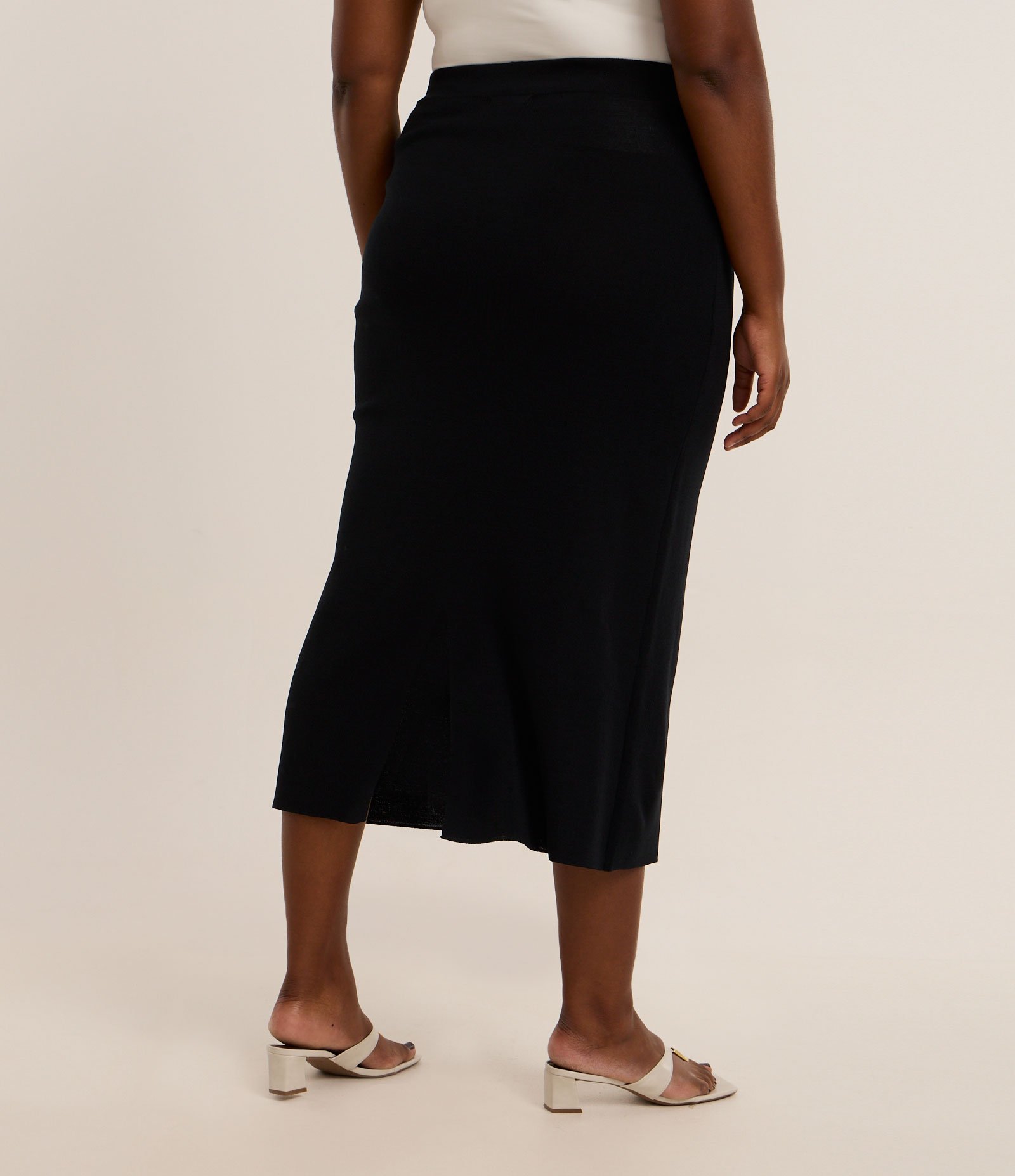Saia Reta Midi em Tricô Curve & Plus Size Preto 4