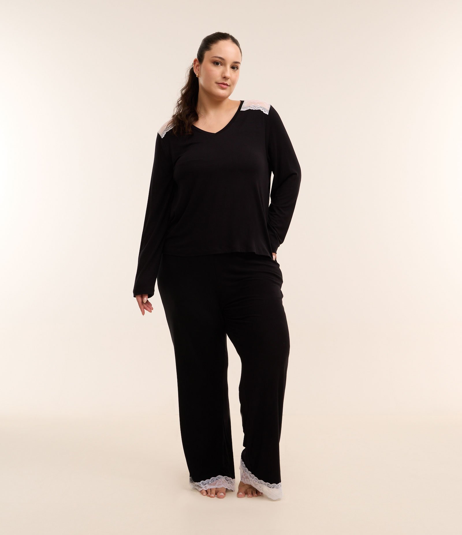 Pijama Longo com Renda Contrastante Curve & Plus Size Preto 2