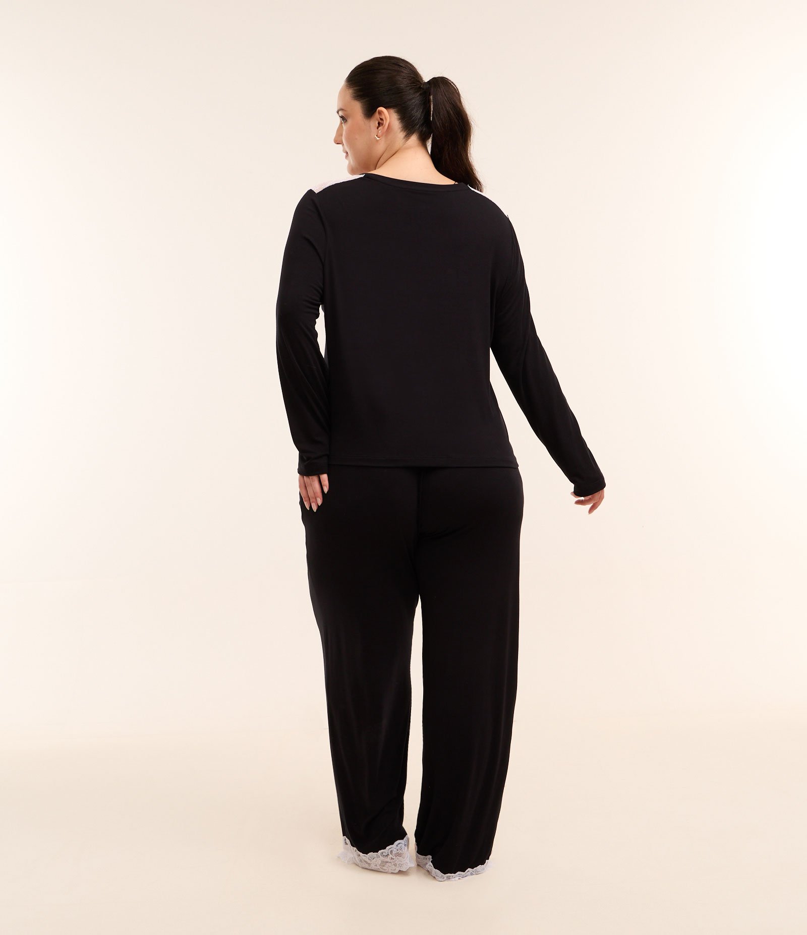 Pijama Longo com Renda Contrastante Curve & Plus Size Preto 3