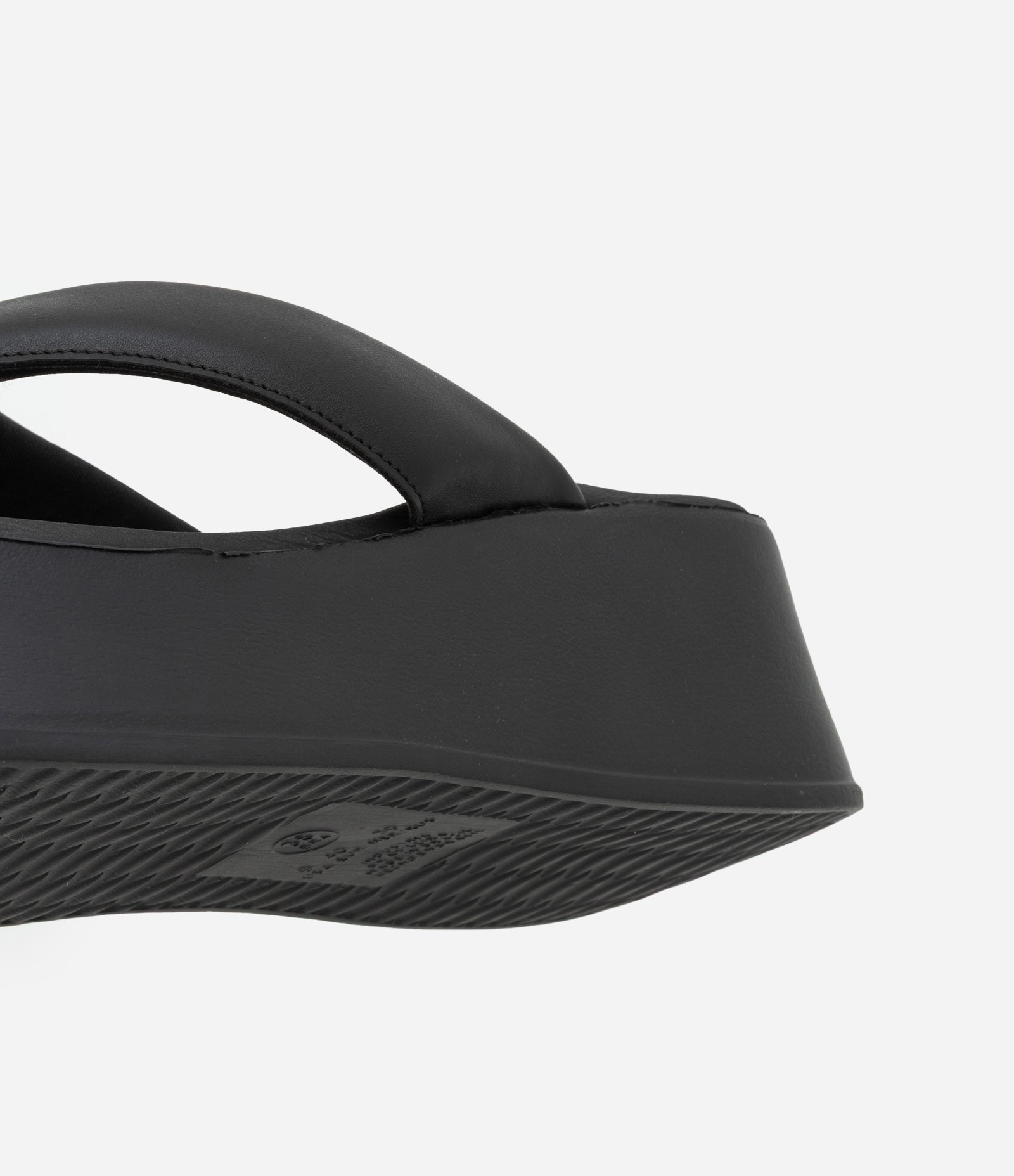 Sandália Flatform em PU Estilo Chinelinho Preto 4