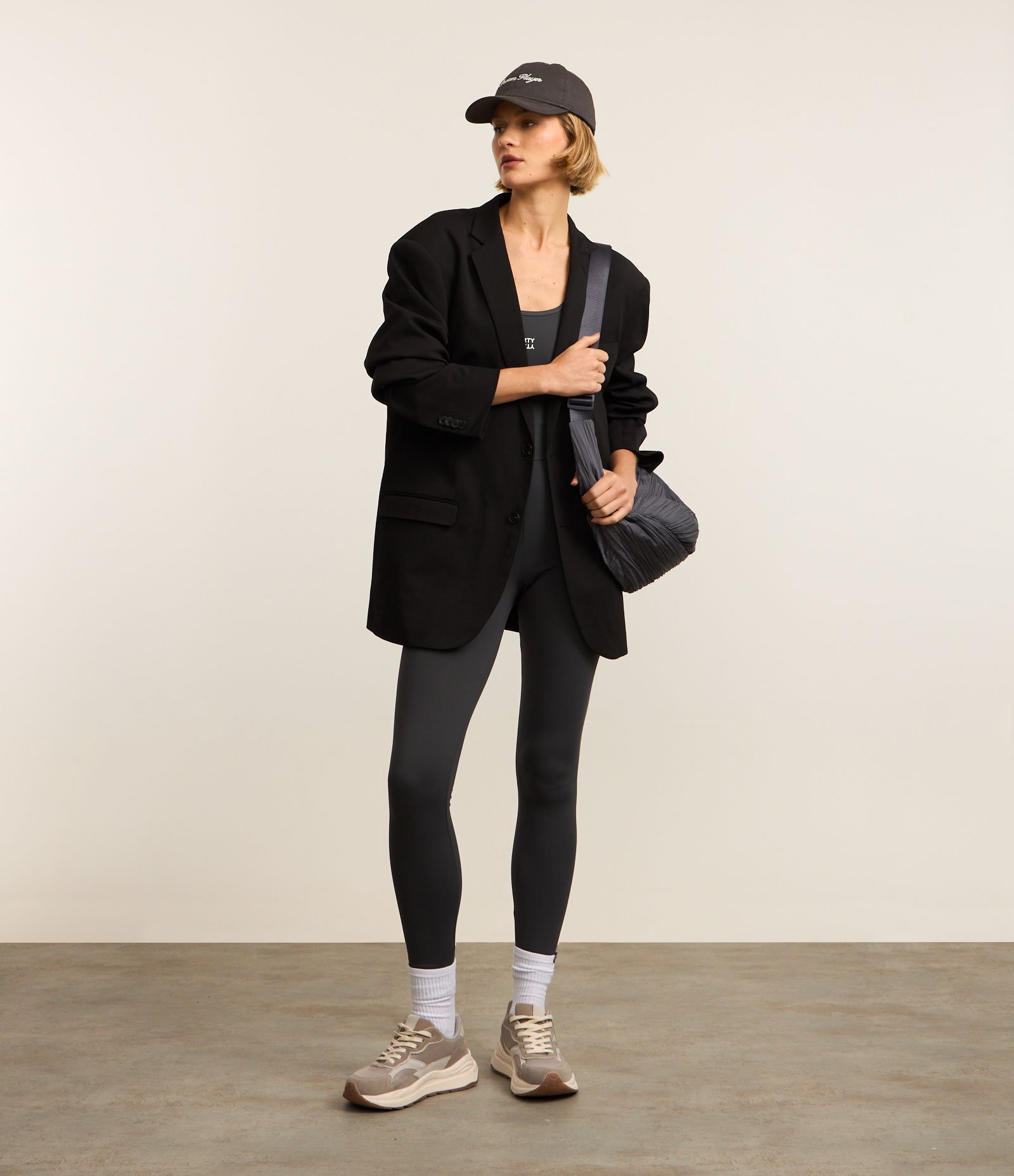 Macacão Esportivo em Microfibra com Recorte Vazado nas Costas Cinza 5