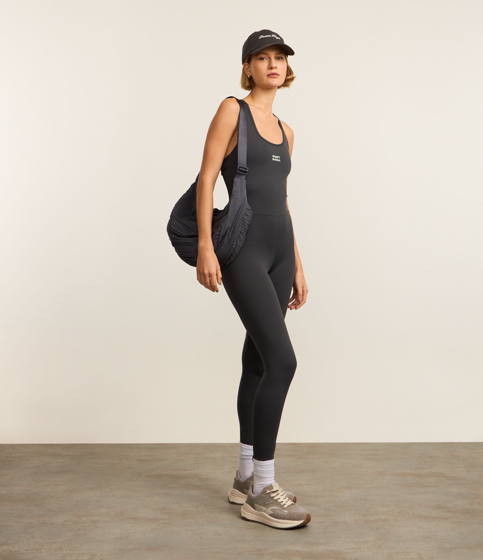 Macacão Esportivo em Microfibra com Recorte Vazado nas Costas Cinza 7