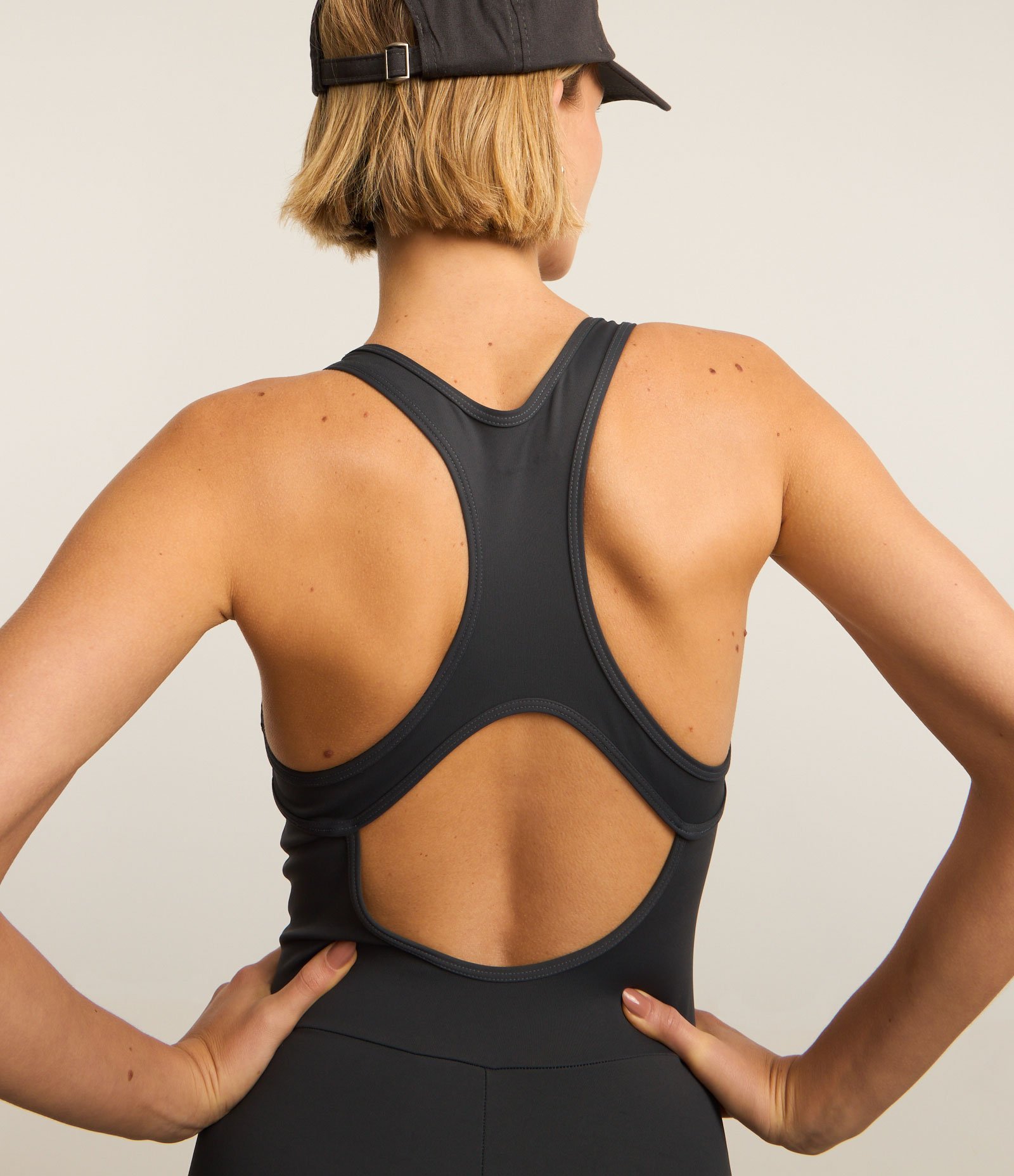 Macacão Esportivo em Microfibra com Recorte Vazado nas Costas Cinza 8