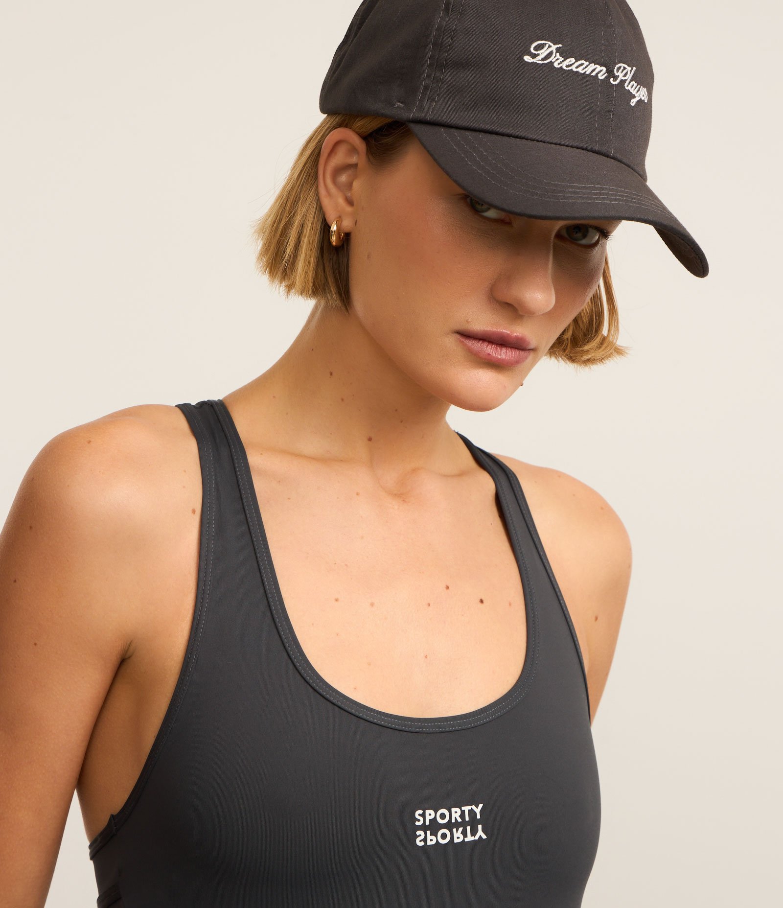 Macacão Esportivo em Microfibra com Recorte Vazado nas Costas Cinza 9