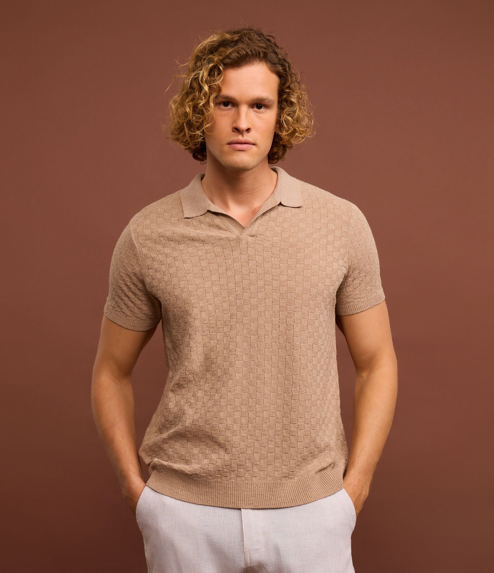 Camisa Regular com Gola Polo e Textura Trançada Marrom 1