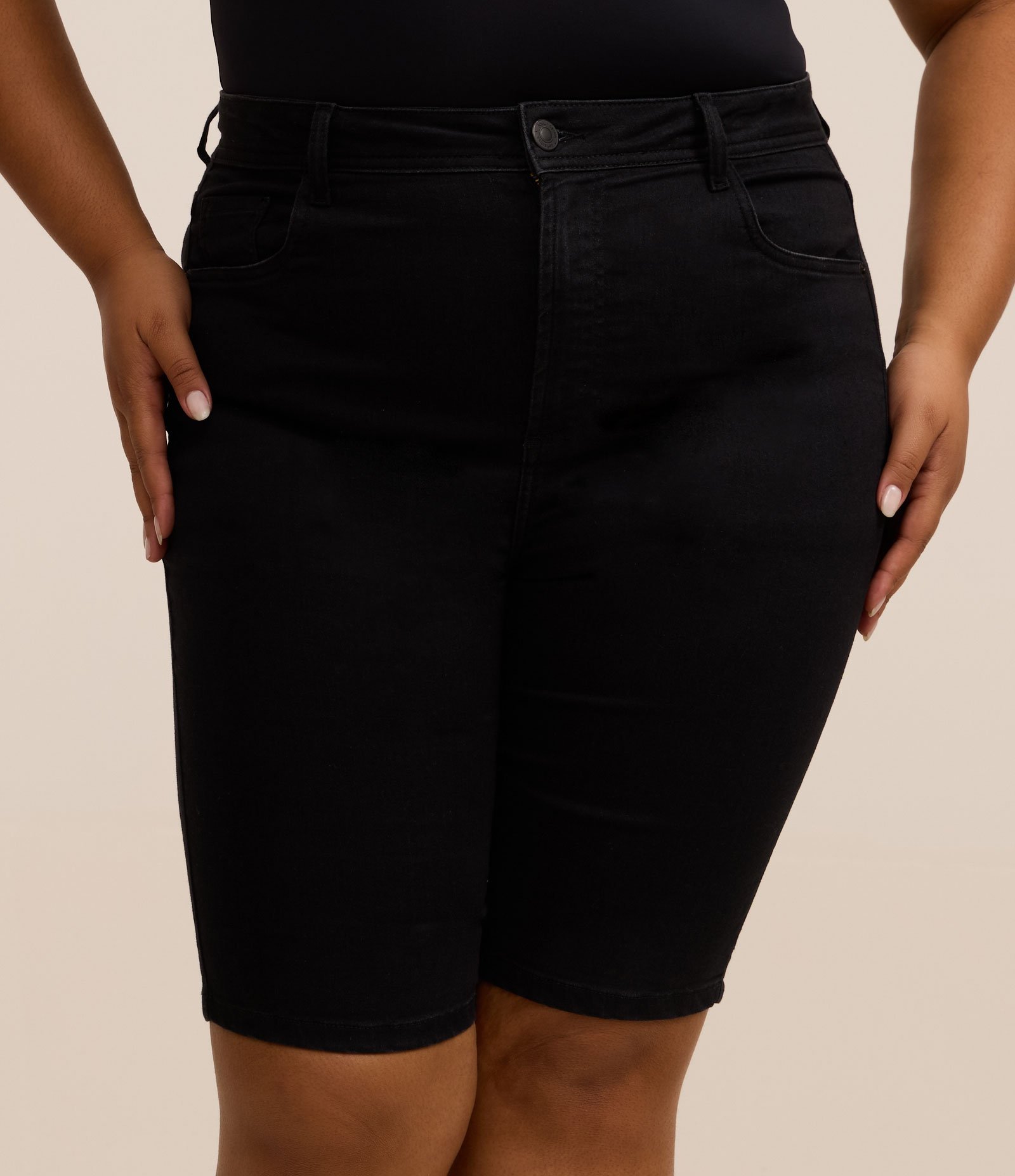 Bermuda Ciclista em Jeans Curve &  Plus Size Preto 2