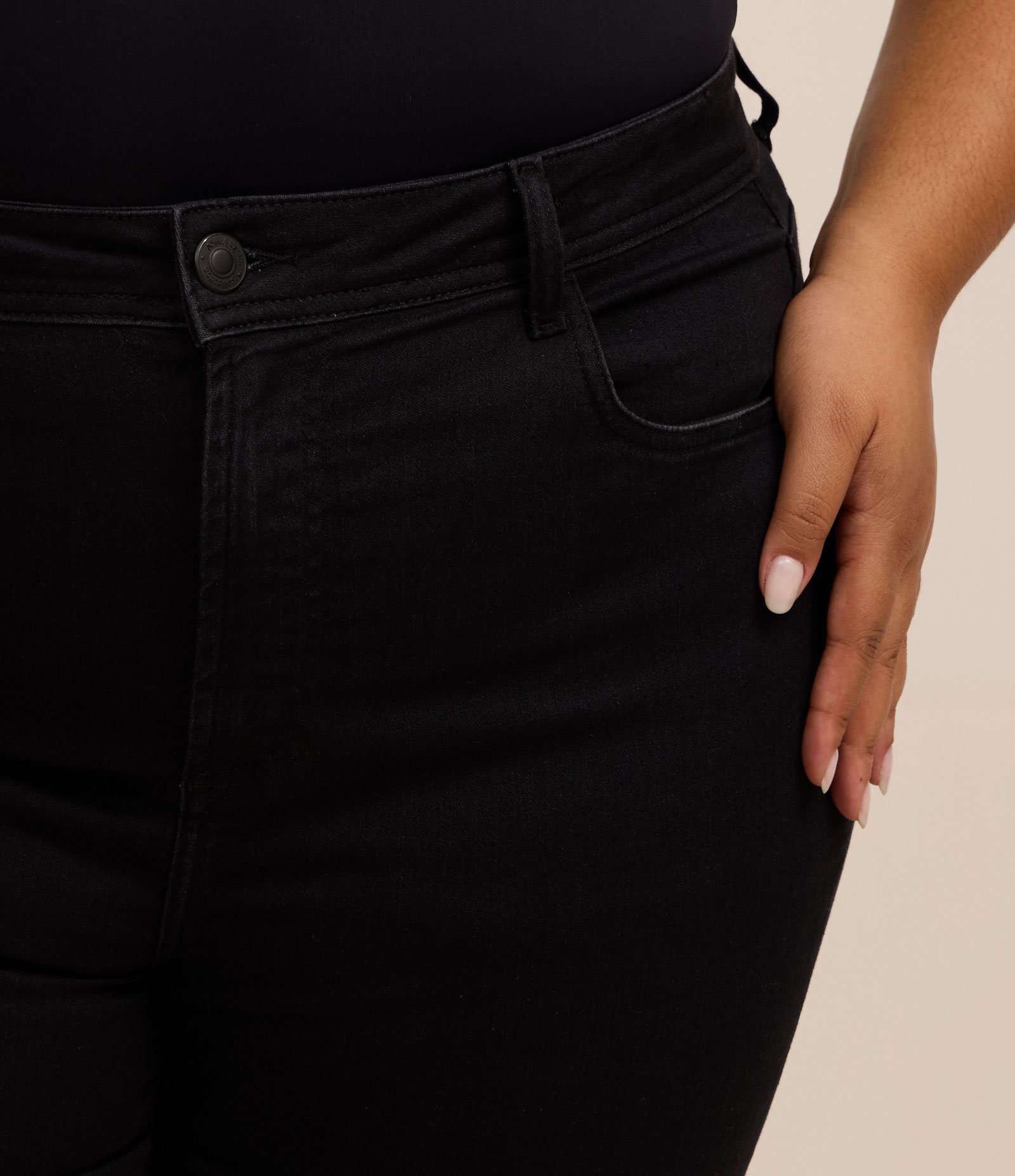 Bermuda Ciclista em Jeans Curve &  Plus Size Preto 4