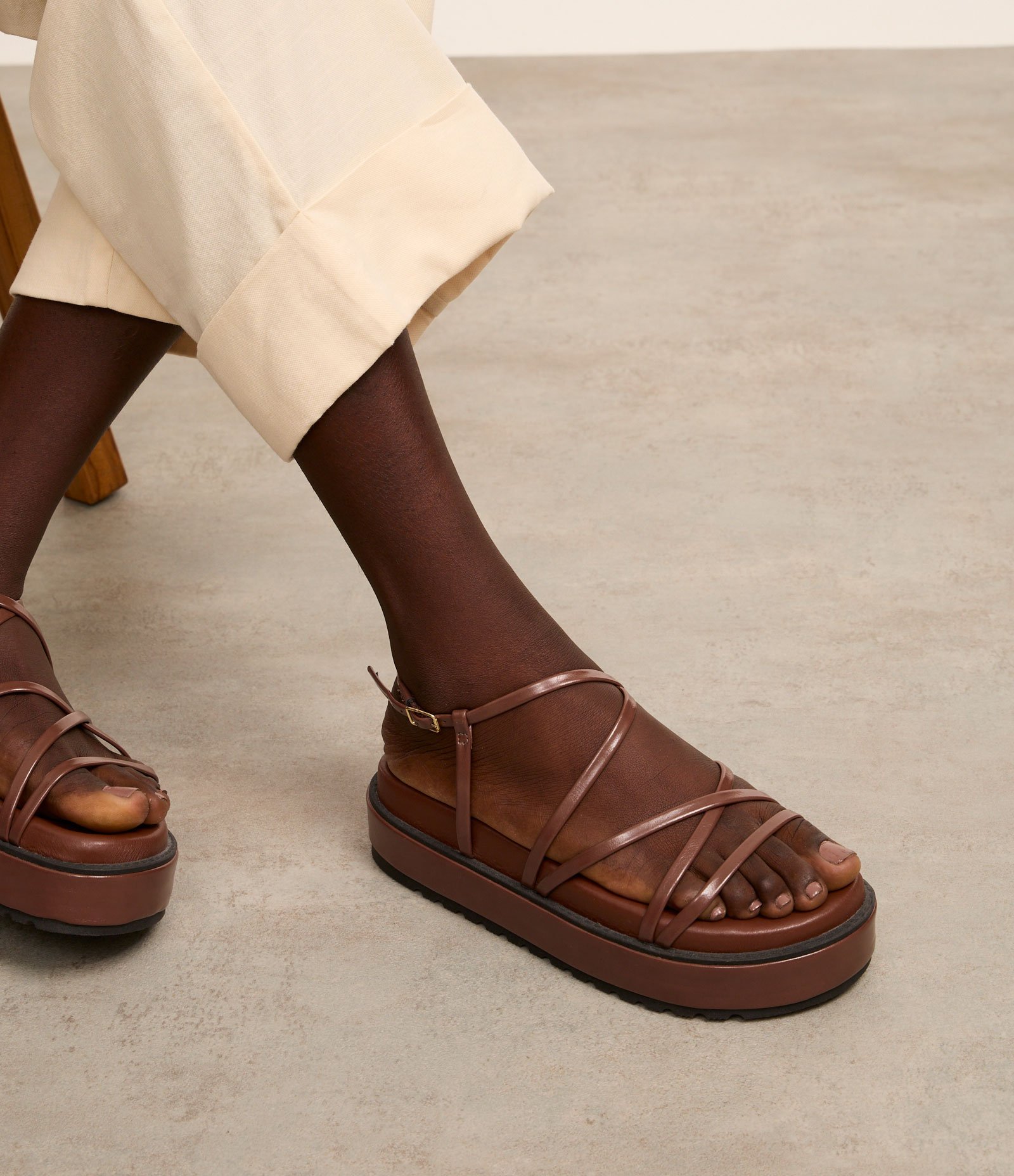 Sandália Flatform Plataforma com Tiras Finas Marrom 7