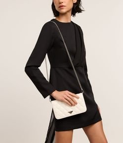 Bolsa Transversal Pequena com Textura Matelassê e Alça Corrente