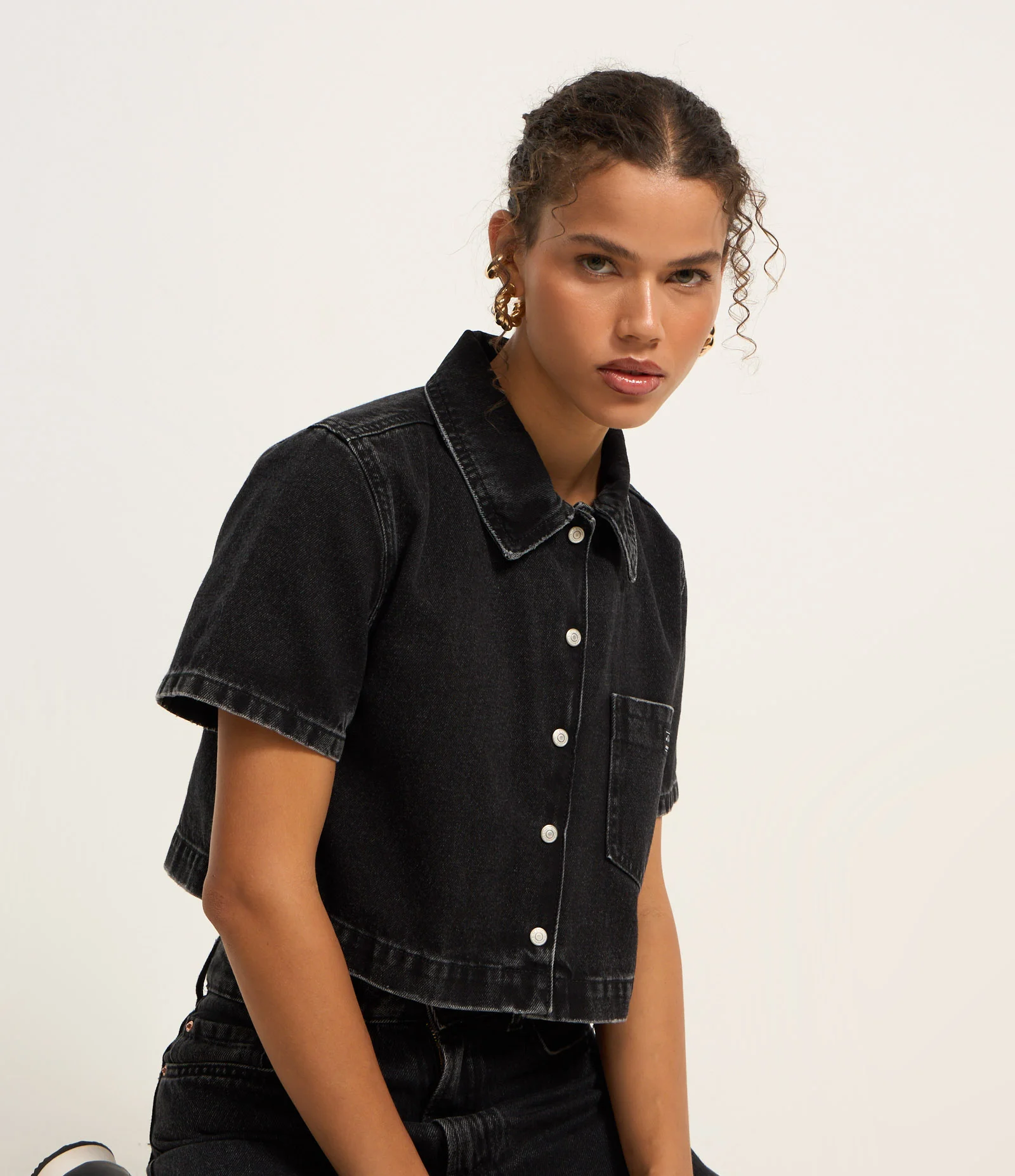 Camisa Cropped em Jeans com Bolso Frontal Preto 1