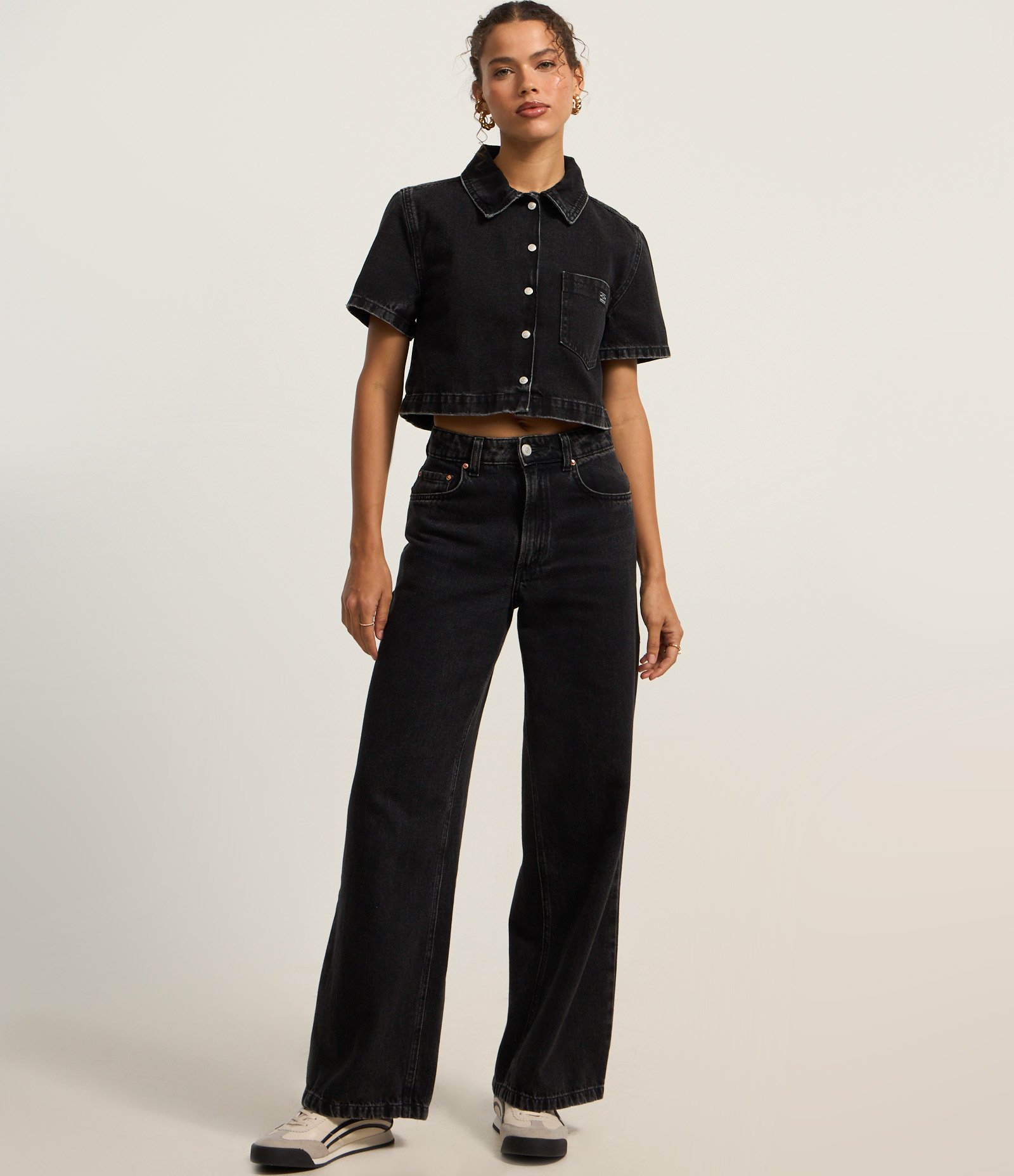 Camisa Cropped em Jeans com Bolso Frontal Preto 2