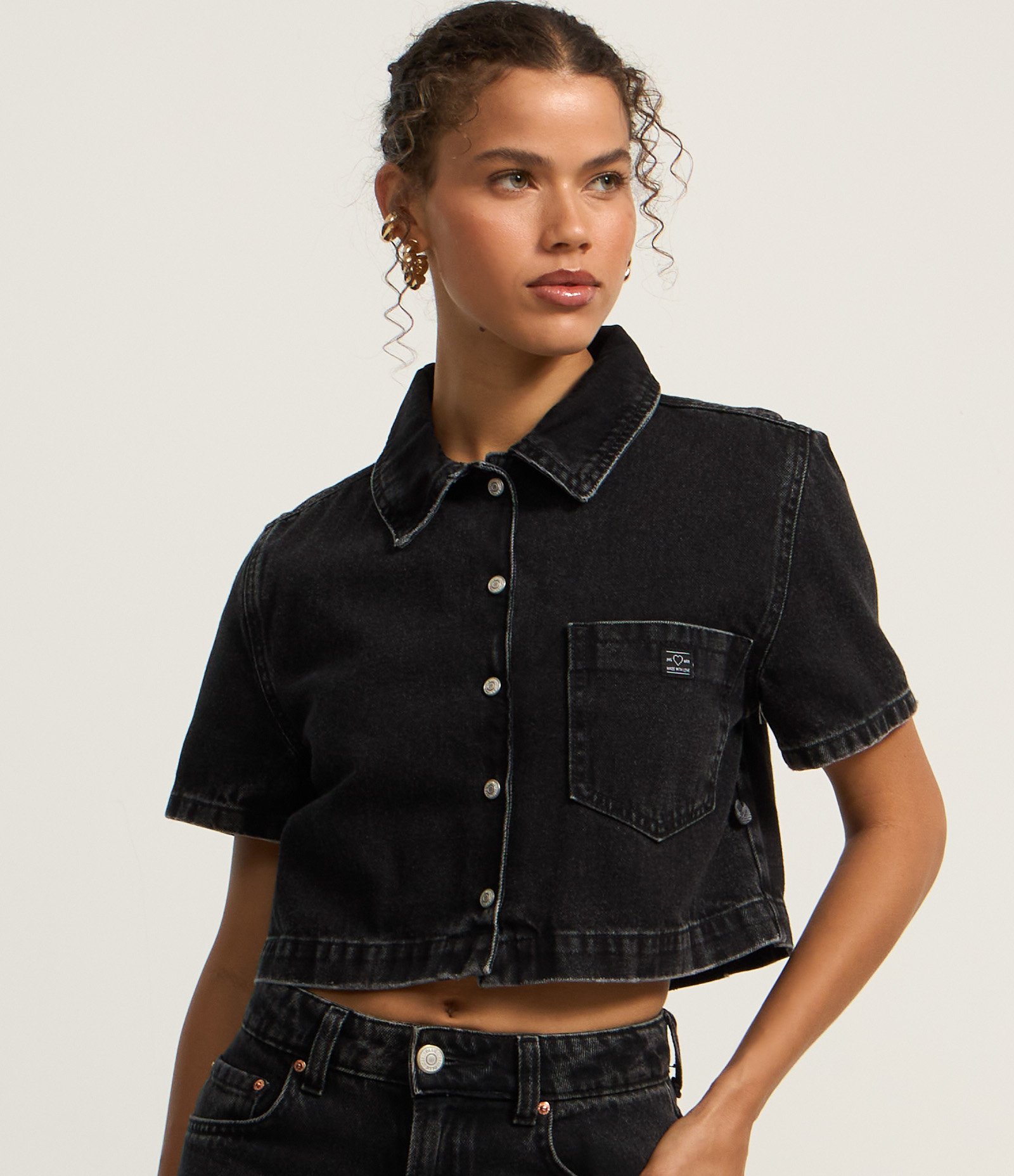 Camisa Cropped em Jeans com Bolso Frontal Preto 3