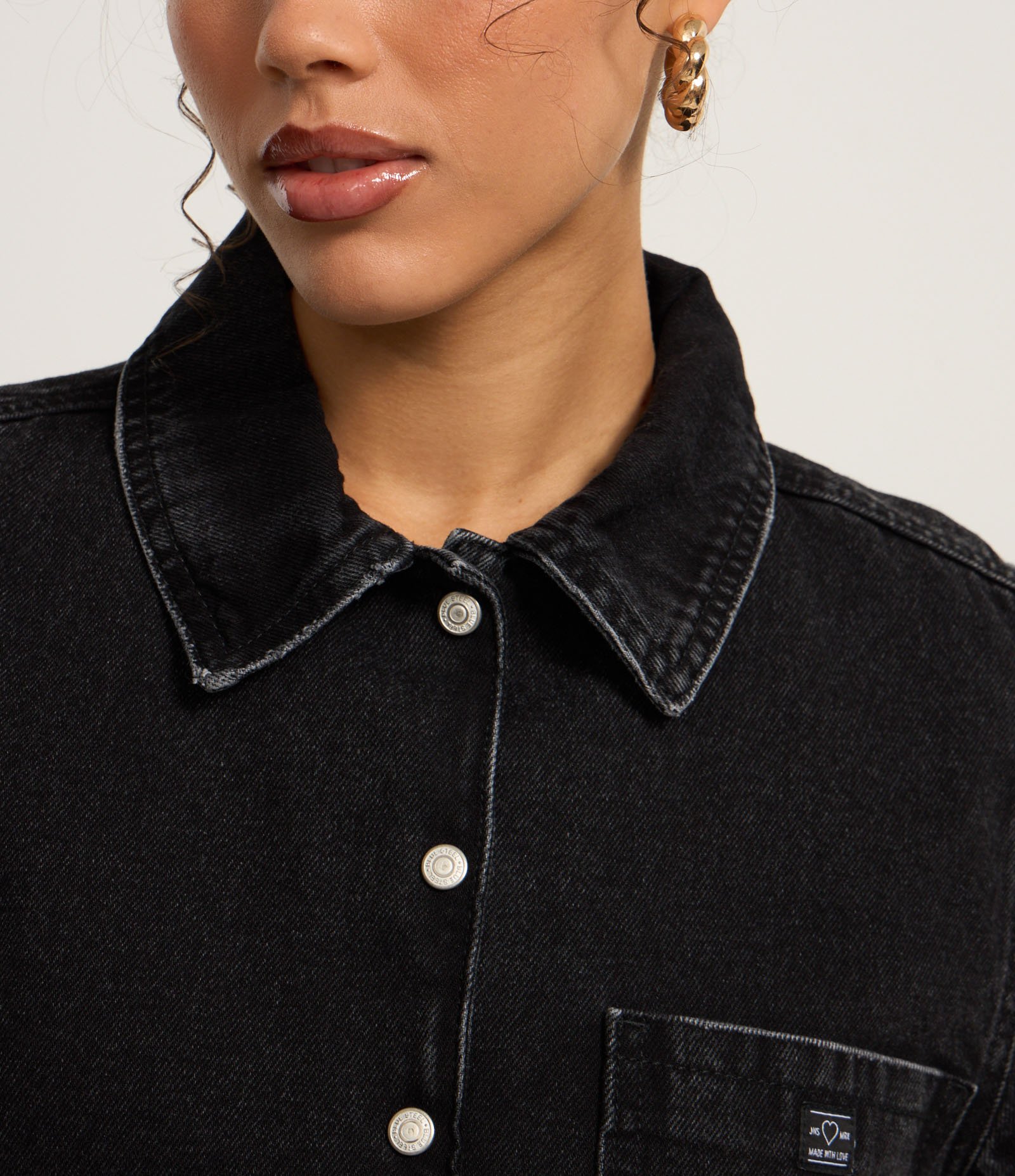 Camisa Cropped em Jeans com Bolso Frontal Preto 4