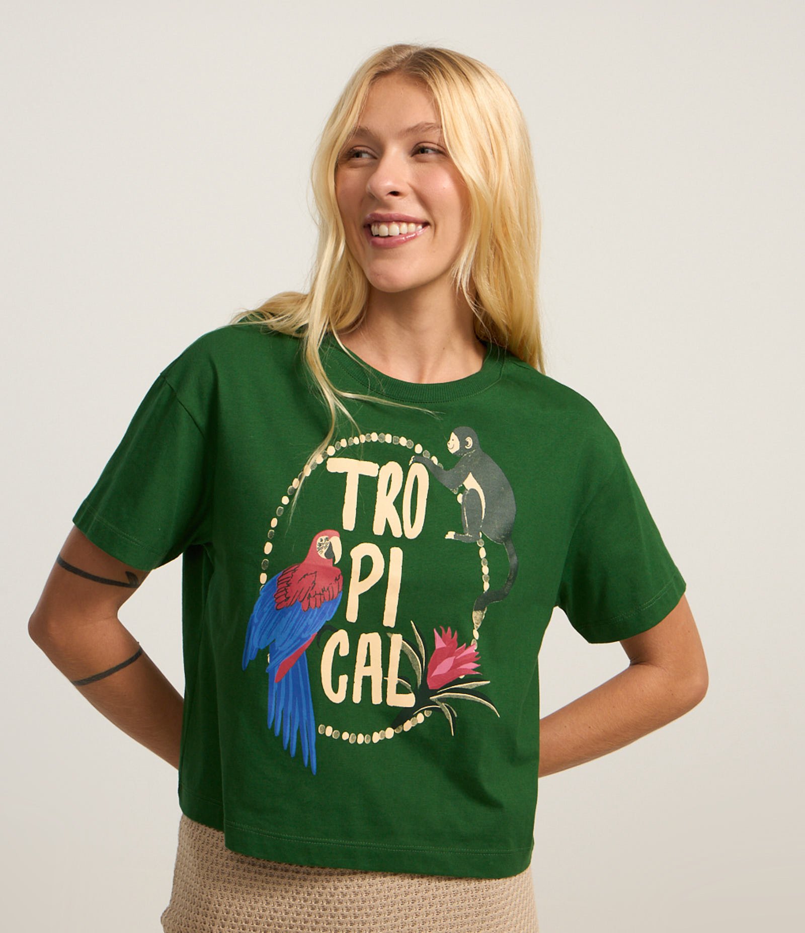 Blusa T-shirt Curta em Algodão com Estampa Tropical Verde 1