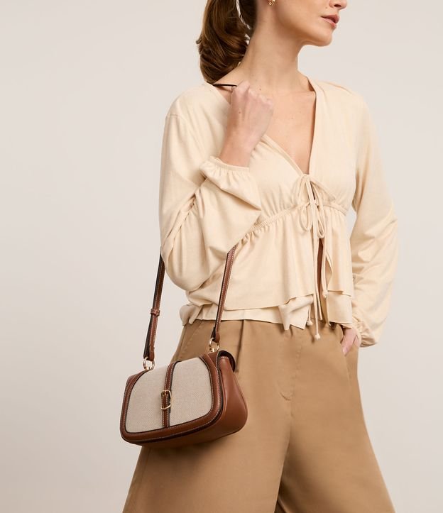 Bolsa Transversal Pequena com Tampa e Detalhes de Metal Boho Romântico