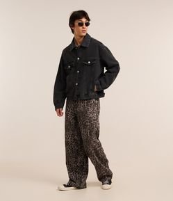 Calça Super Baggy em Sarja com Estampa de Oncinha