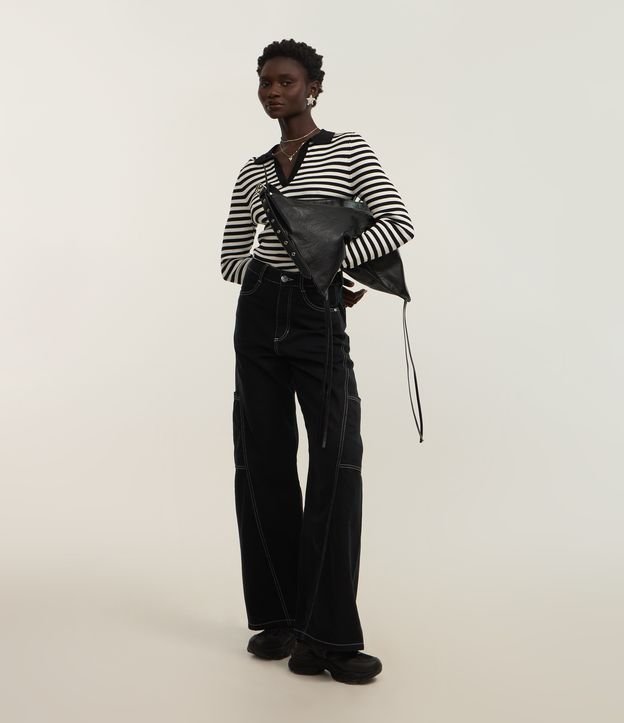 Calça Wide Leg em Sarja com Bolso Cargo Embutido