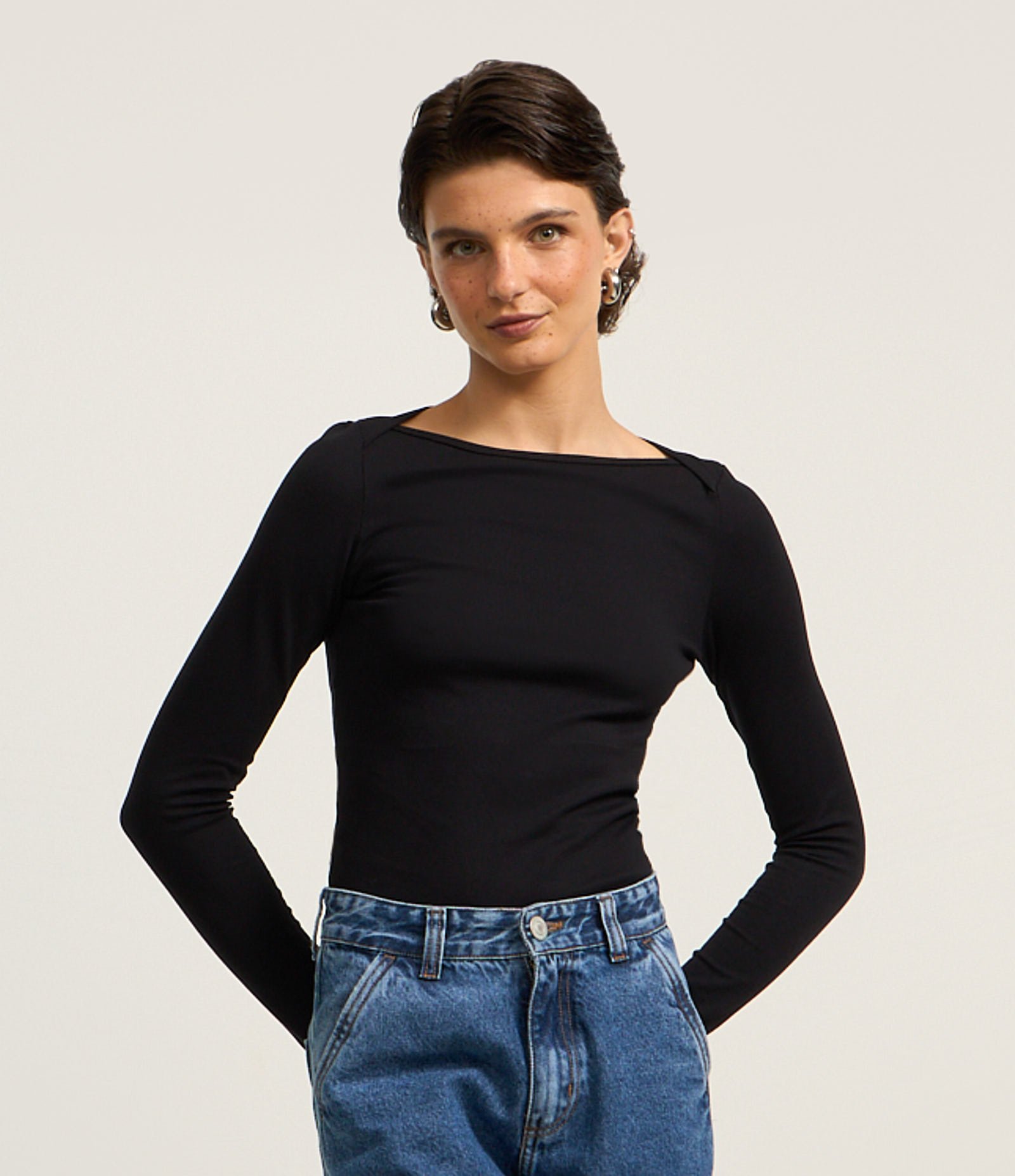 Blusa em Ribana com Detalhe Sobreposto no Ombro Preto 2