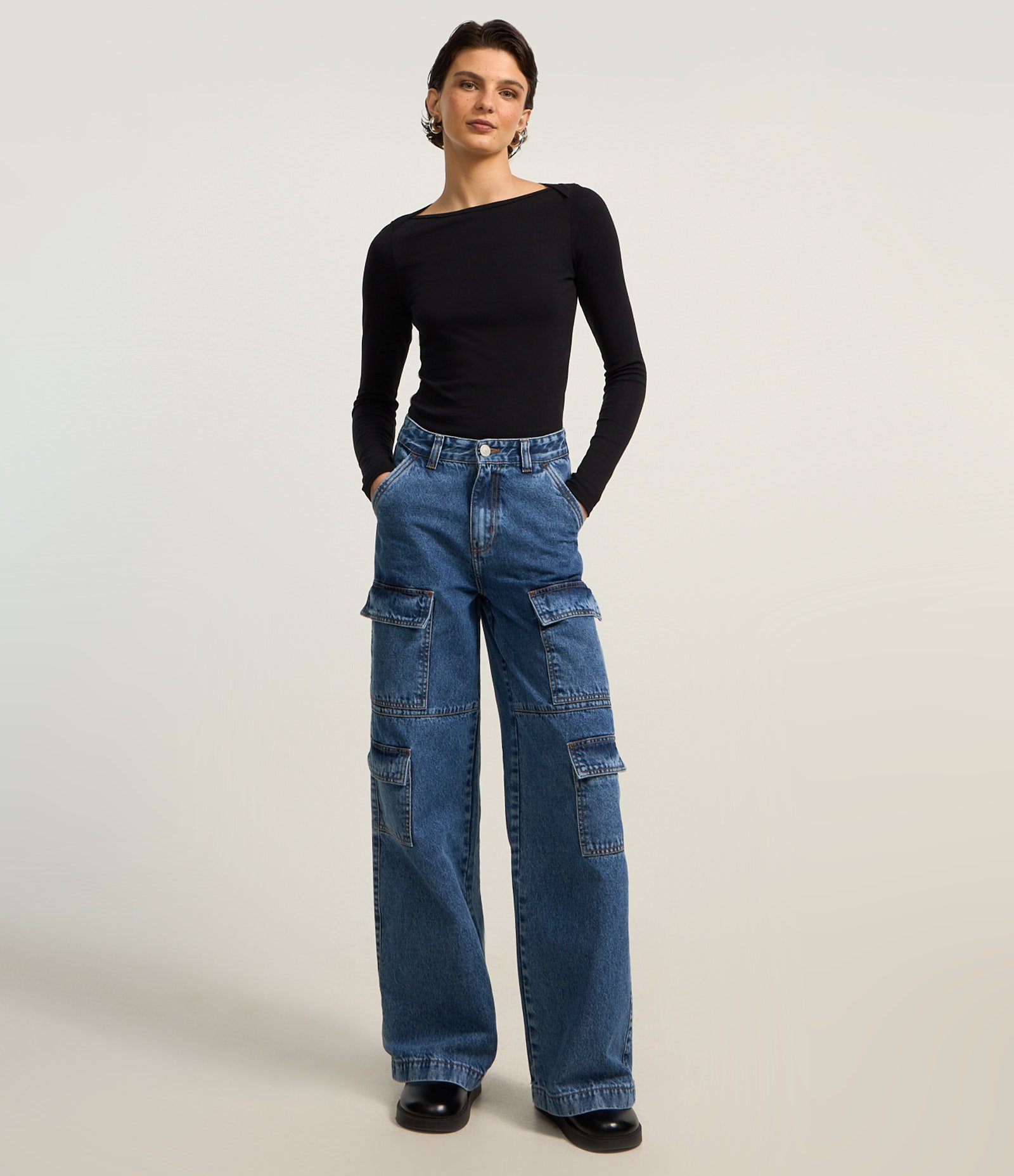 Blusa em Ribana com Detalhe Sobreposto no Ombro Preto 4