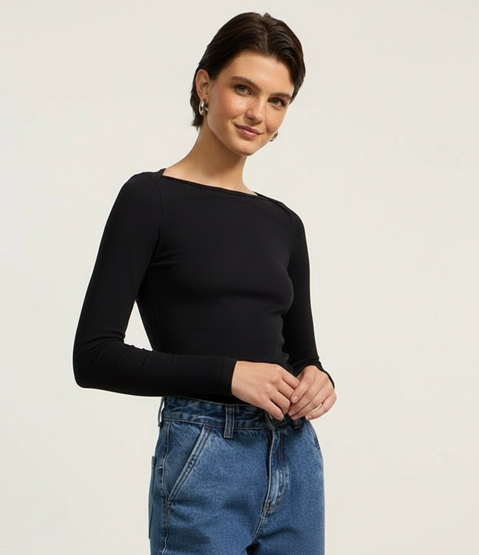 Blusa em Ribana com Detalhe Sobreposto no Ombro Preto 5