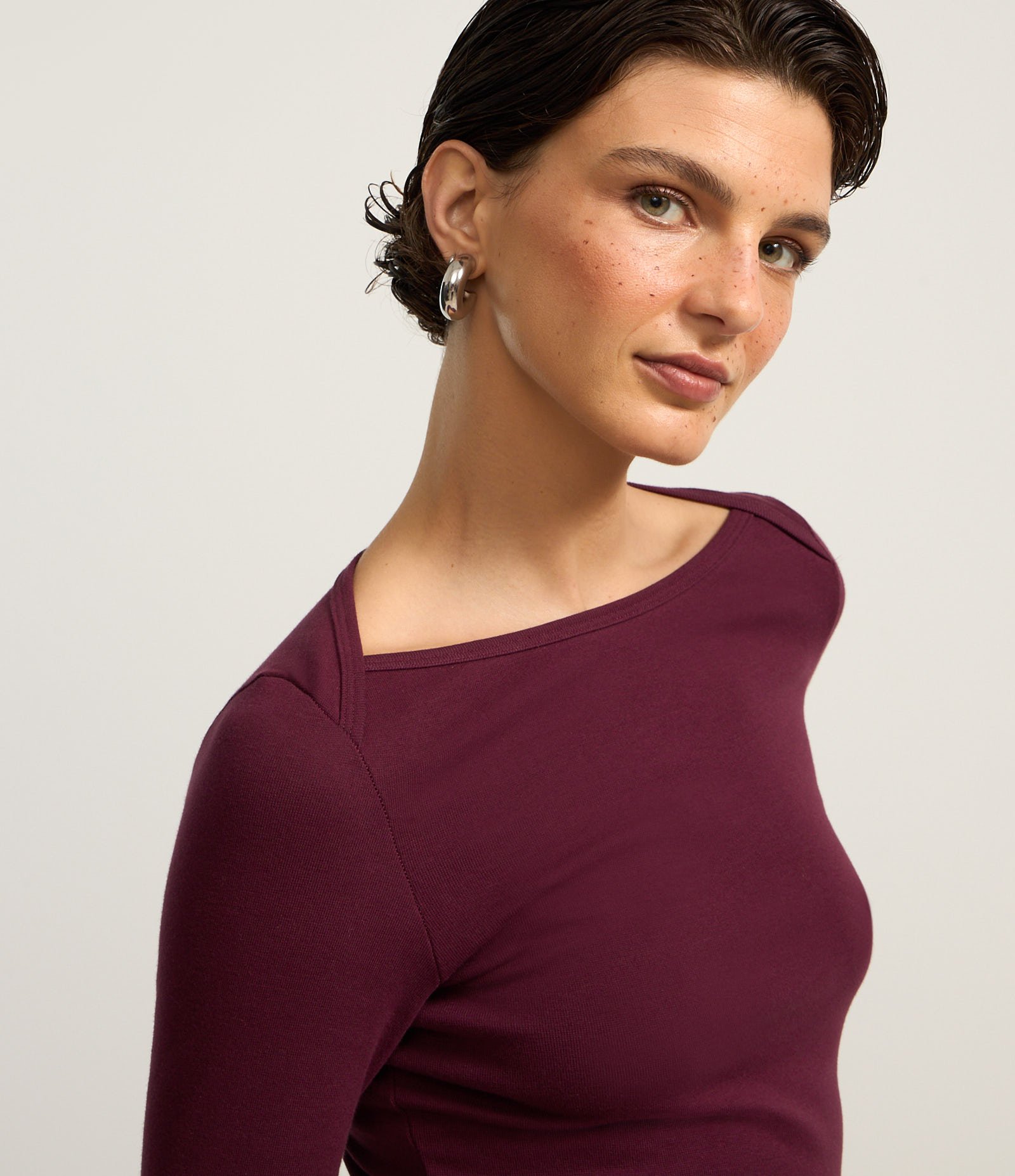 Blusa em Ribana com Detalhe Sobreposto no Ombro Vinho 3