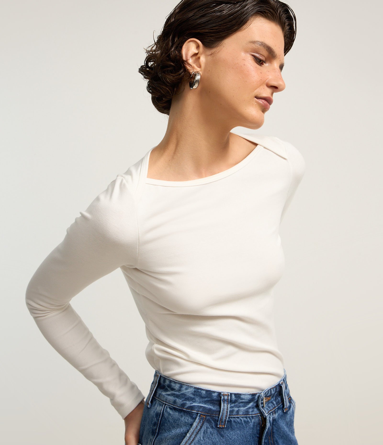 Blusa em Ribana com Detalhe Sobreposto no Ombro Branco 3