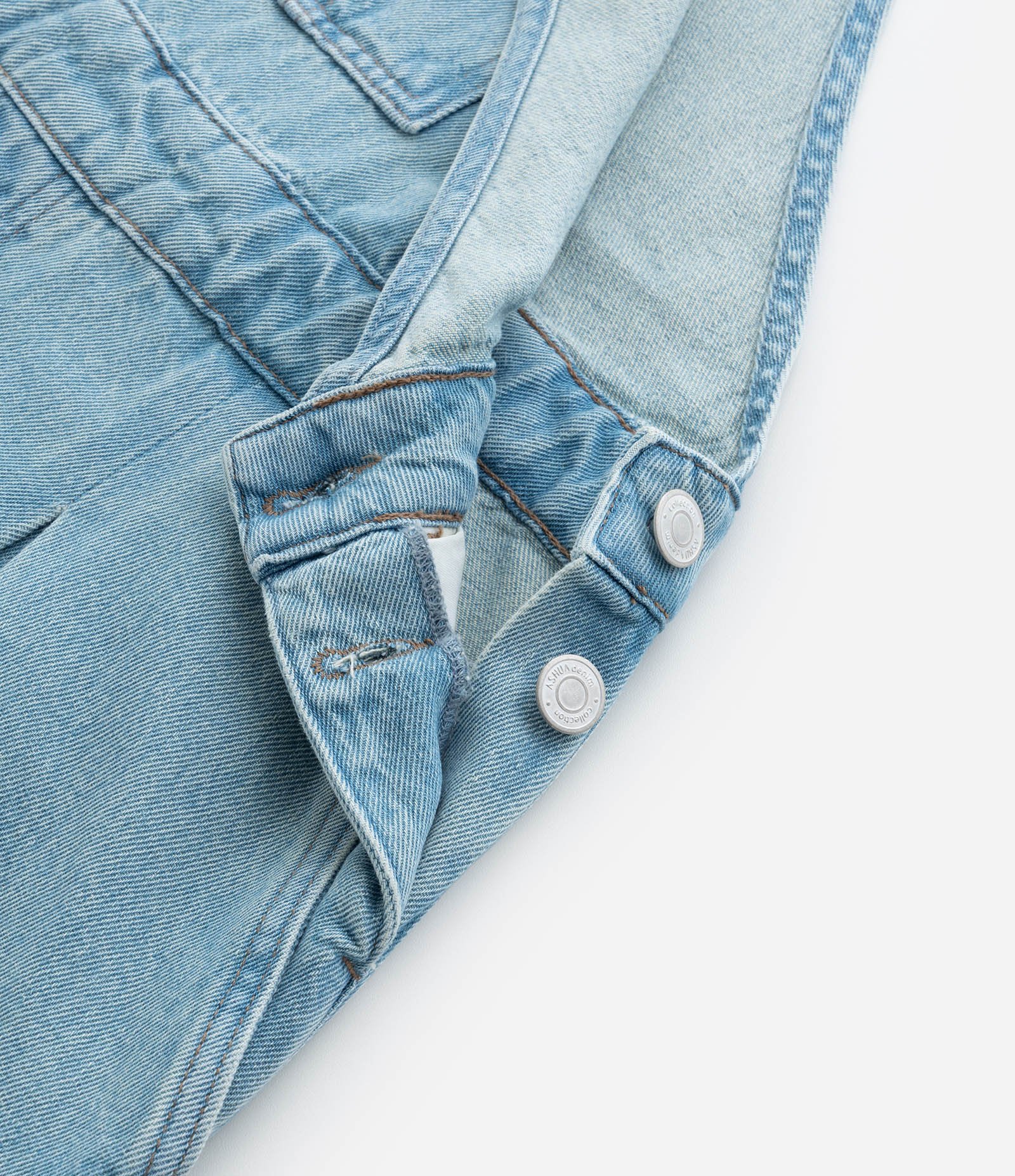 Jardineira em Jeans Delavê com Pregas Curve & Plus Size Azul 7