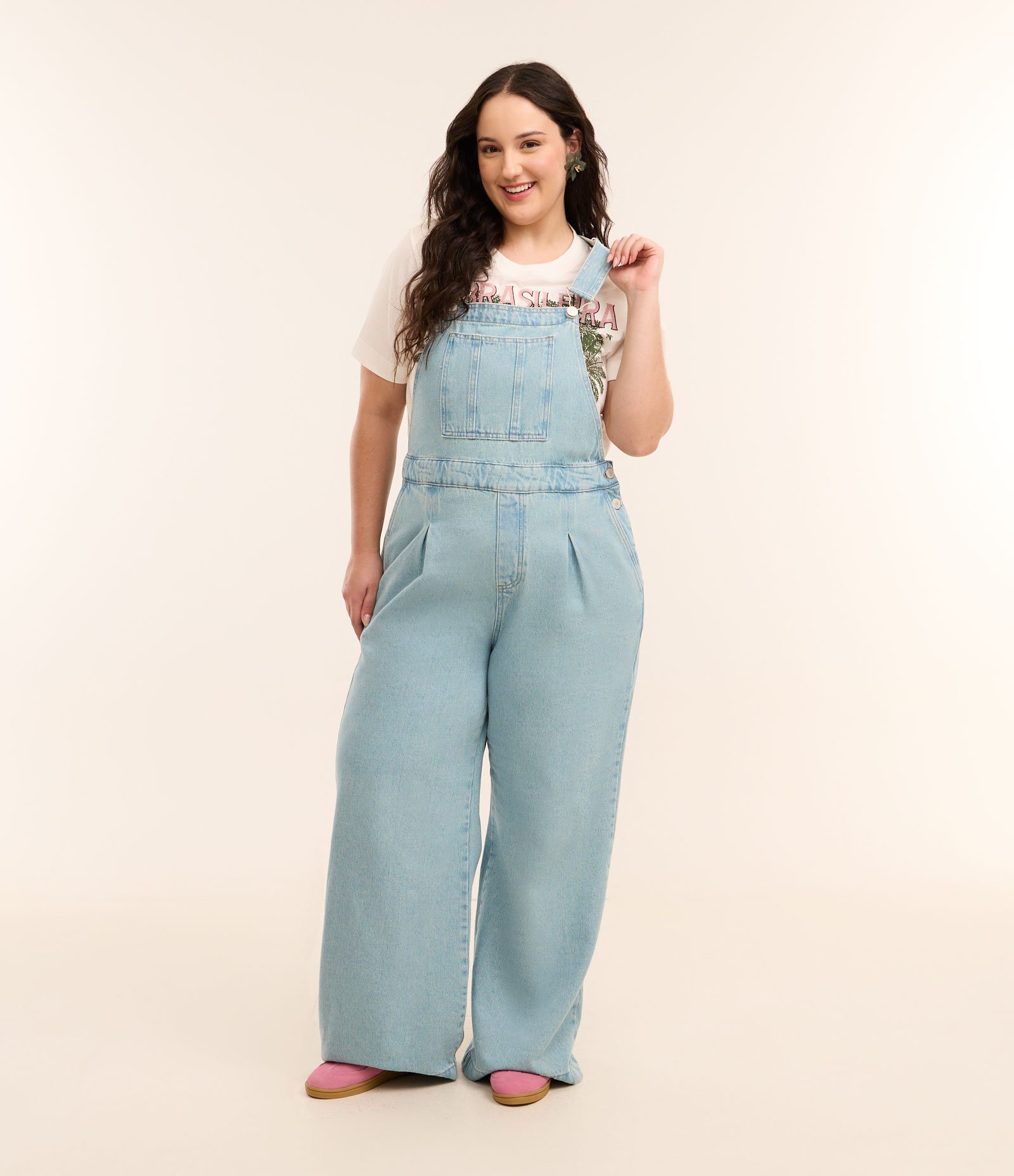 Jardineira em Jeans Delavê com Pregas Curve & Plus Size Azul 1