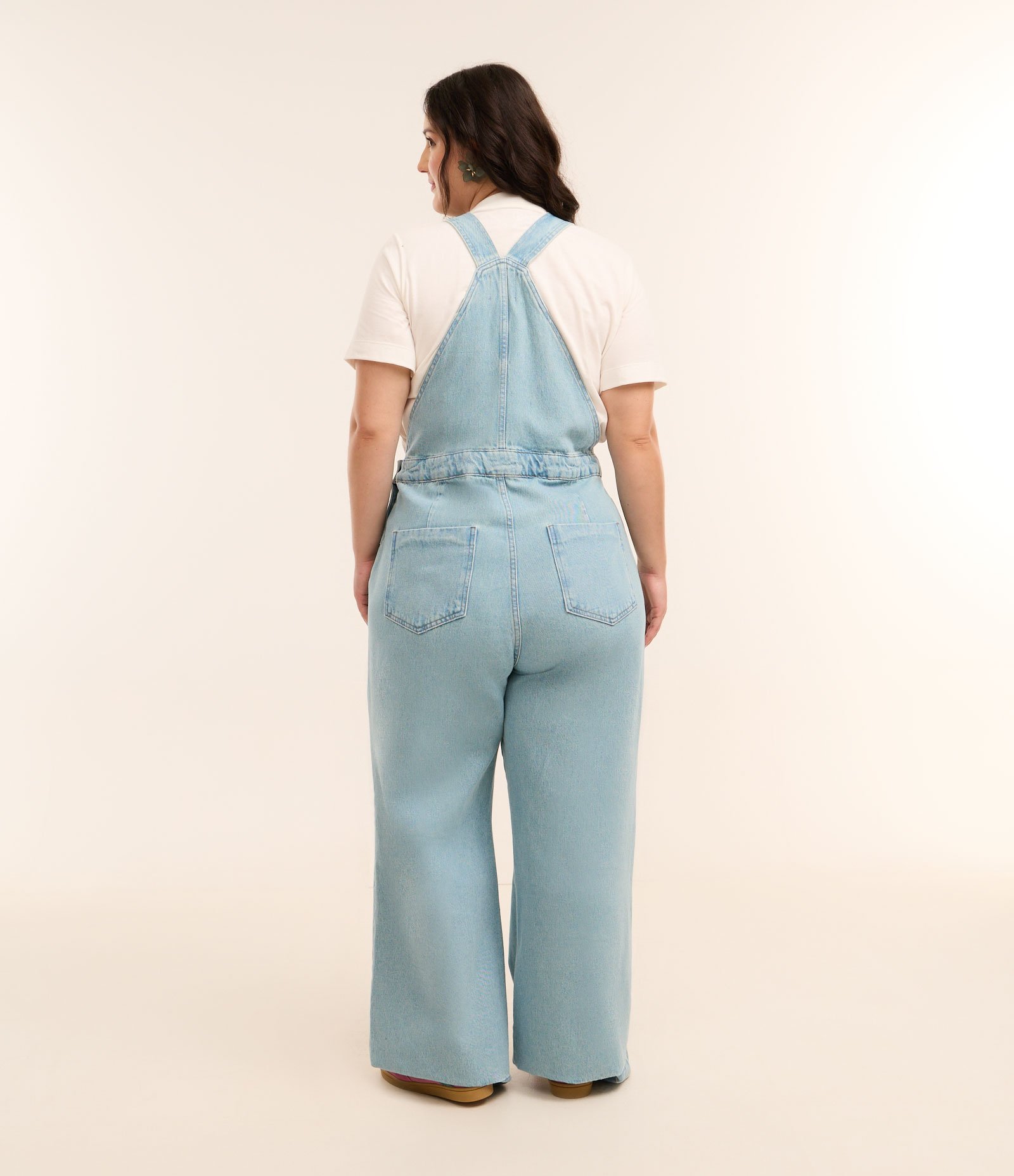 Jardineira em Jeans Delavê com Pregas Curve & Plus Size Azul 2