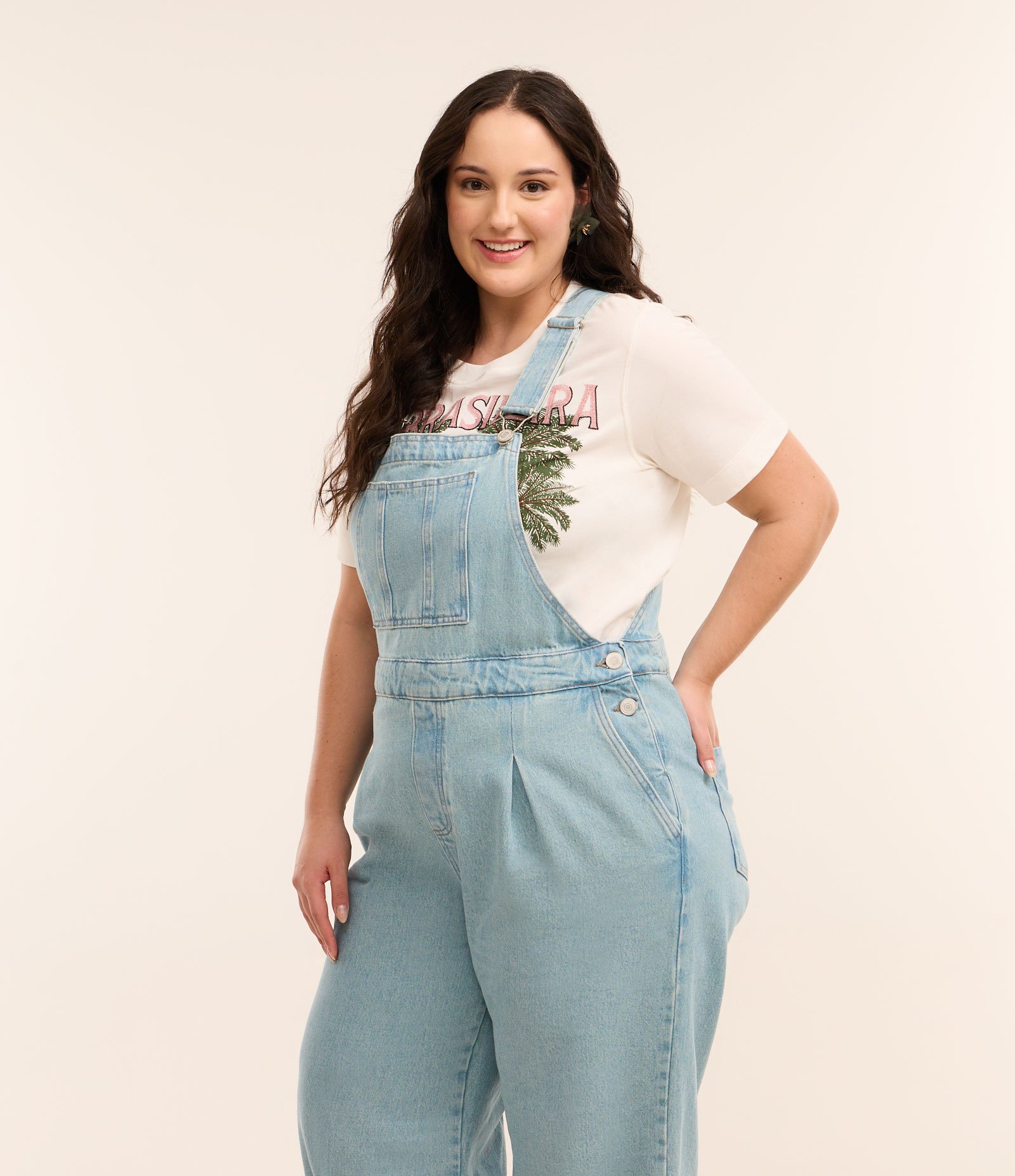 Jardineira em Jeans Delavê com Pregas Curve & Plus Size Azul 3