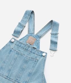 Jardineira em Jeans Delavê com Pregas Curve & Plus Size