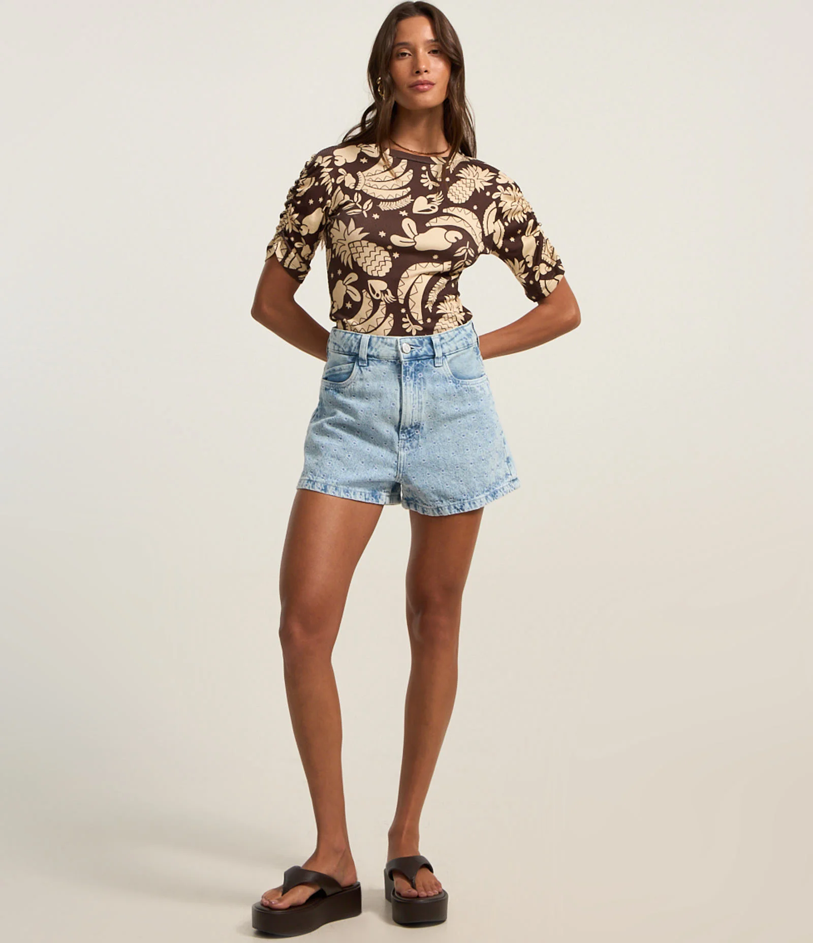 Blusa em Ribana com Franzidinho e Estampa de Frutas Marrom 2