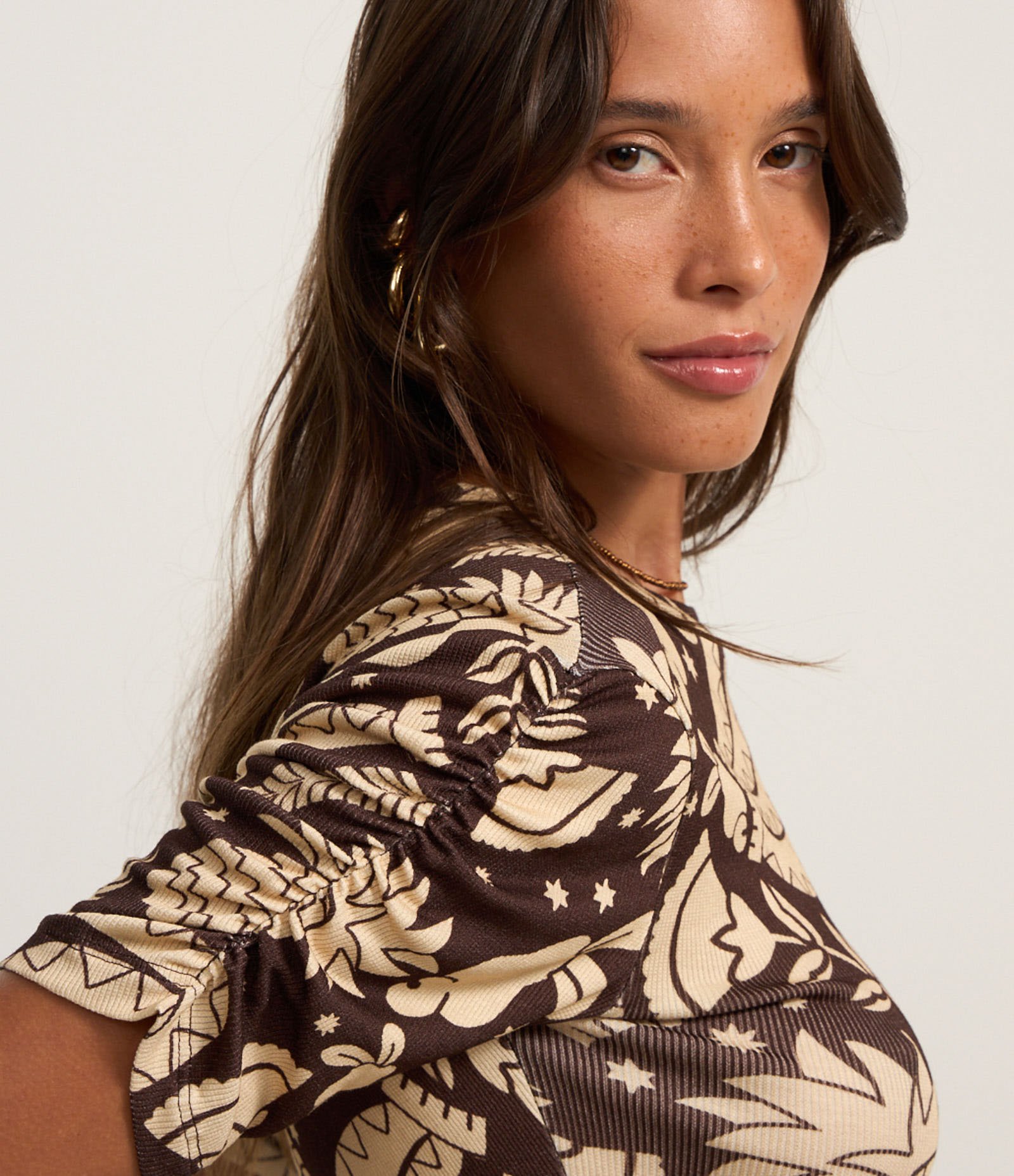 Blusa em Ribana com Franzidinho e Estampa de Frutas Marrom 3