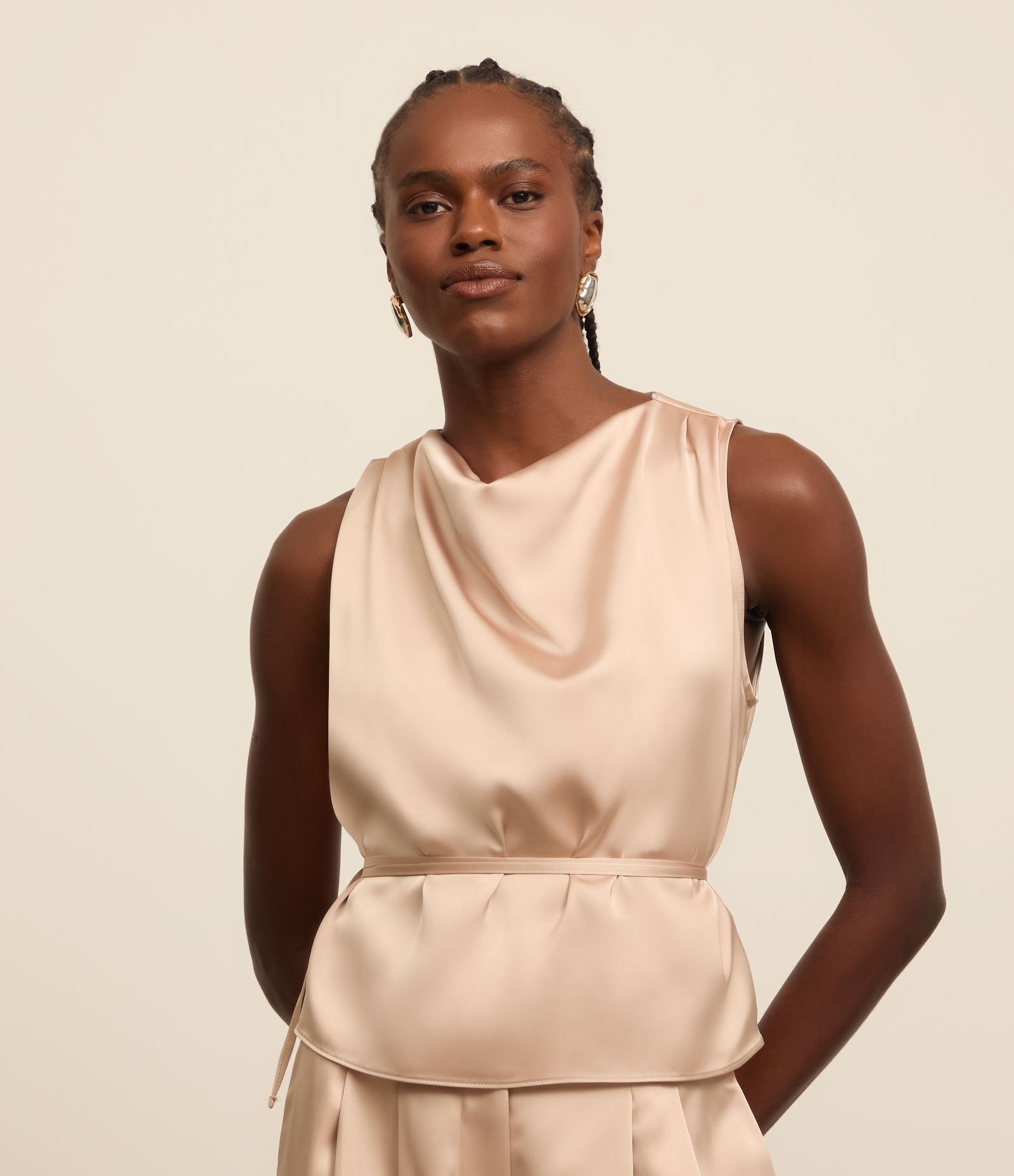 Blusa em Cetim com Gola Degagê e Amarração na Cintura Pêssego 2