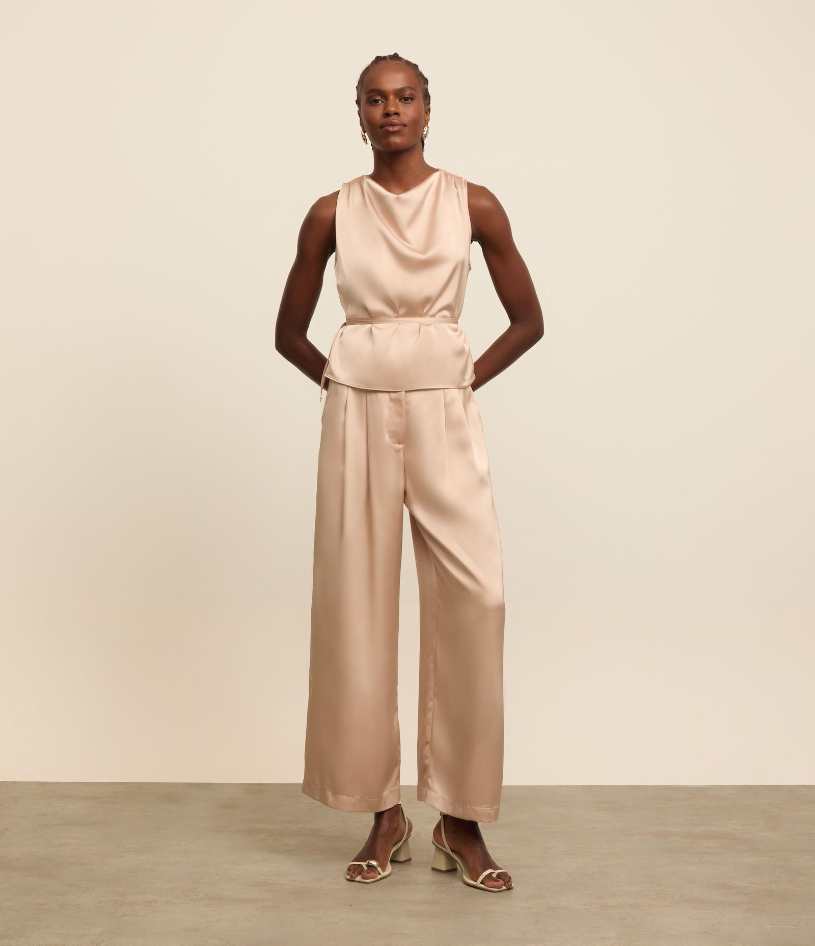 Blusa em Cetim com Gola Degagê e Amarração na Cintura Pêssego 3