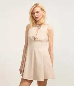 Vestido Curto em Alfaiataria Plissado com Amarrações no Decote