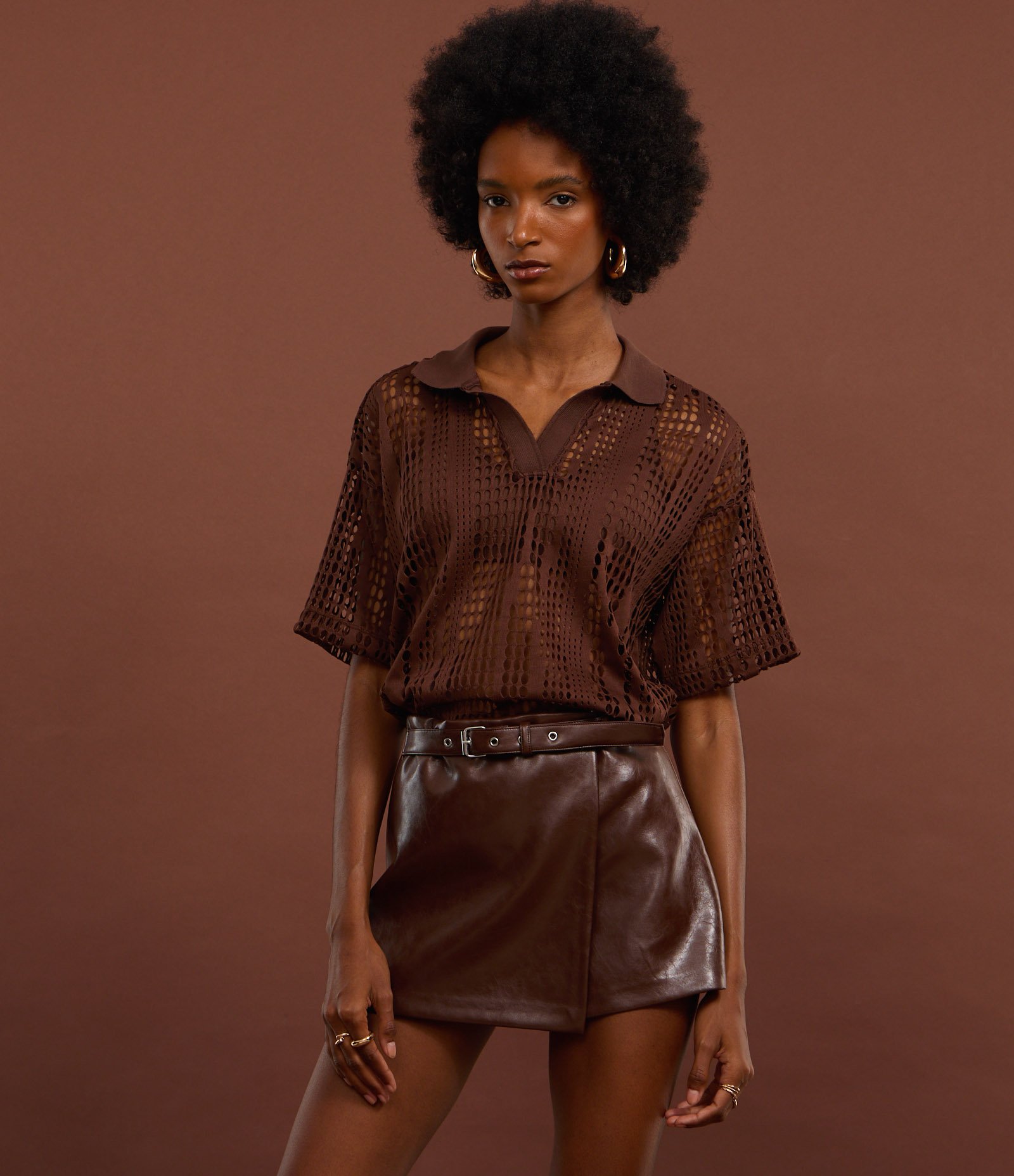 Blusa com Textura Vazada e Gola Polo Marrom 4