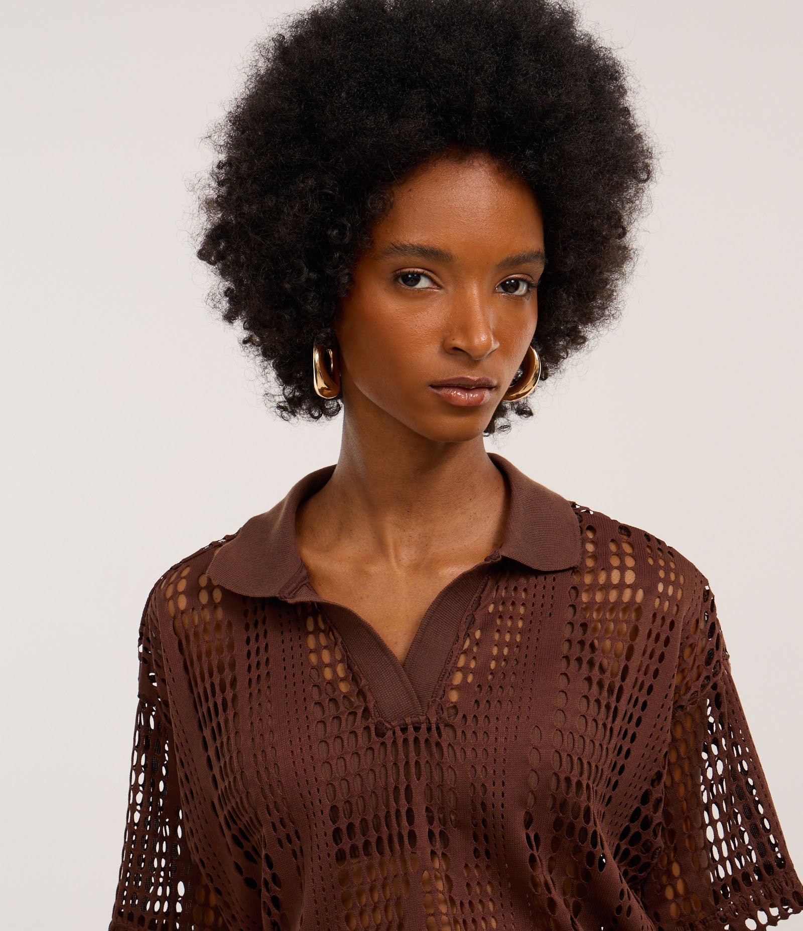 Blusa com Textura Vazada e Gola Polo Marrom 3