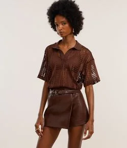 Blusa com Textura Vazada e Gola Polo