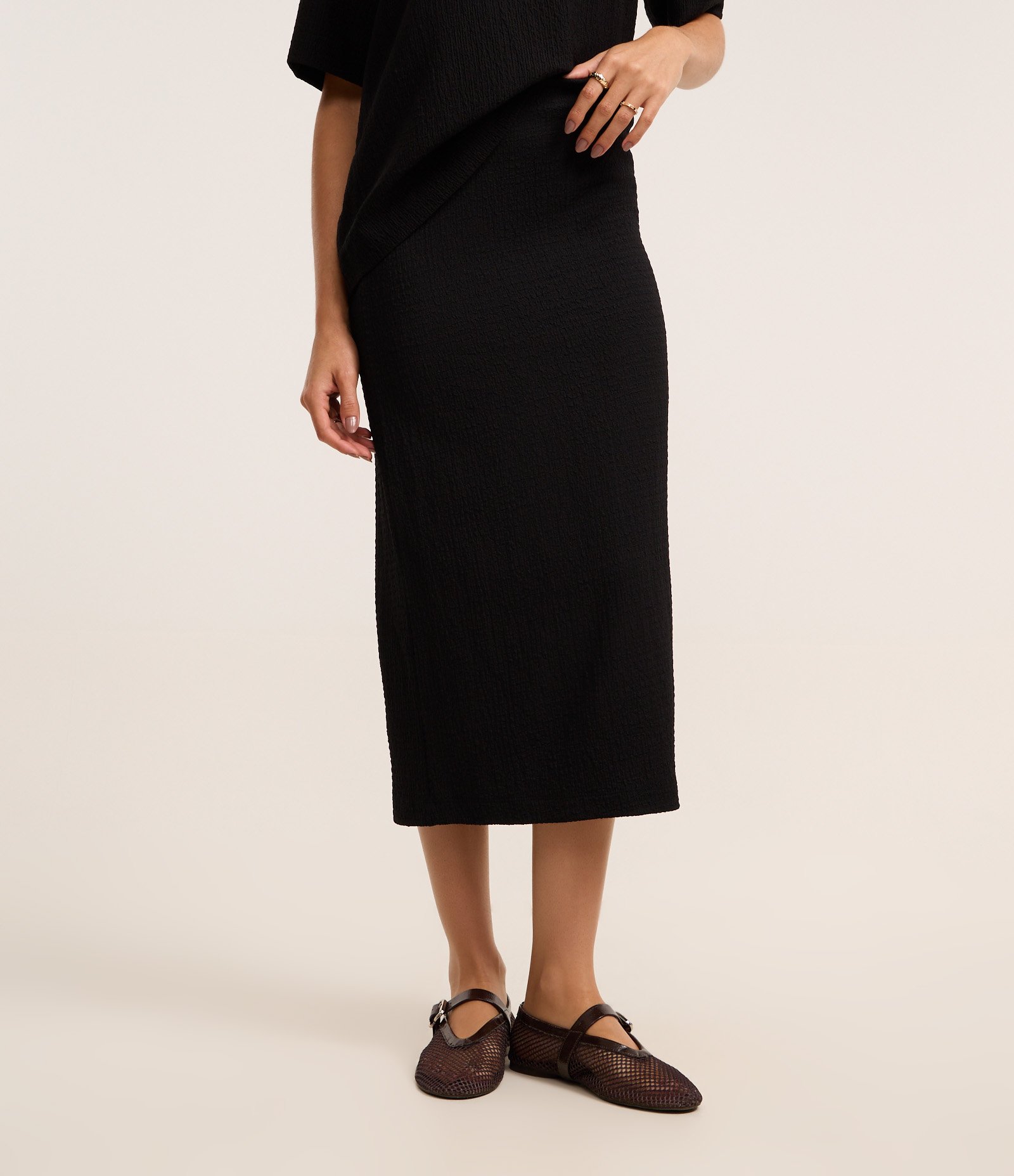 Saia Reta Midi Texturizada em Crepe com Elástico no Cós Preto 1
