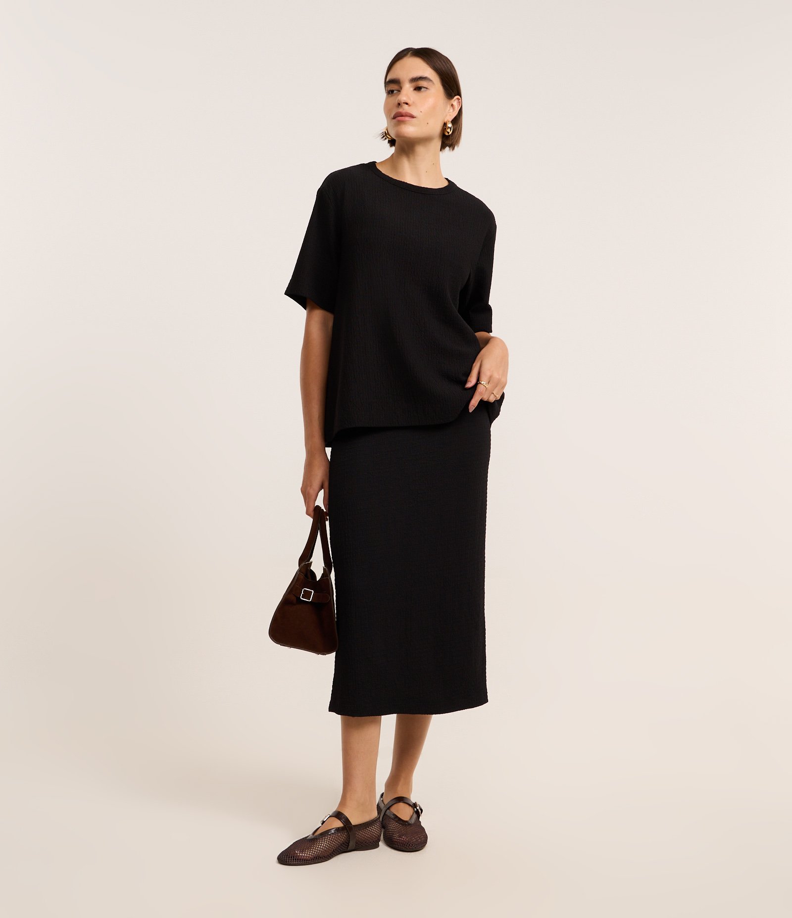 Saia Reta Midi Texturizada em Crepe com Elástico no Cós Preto 2