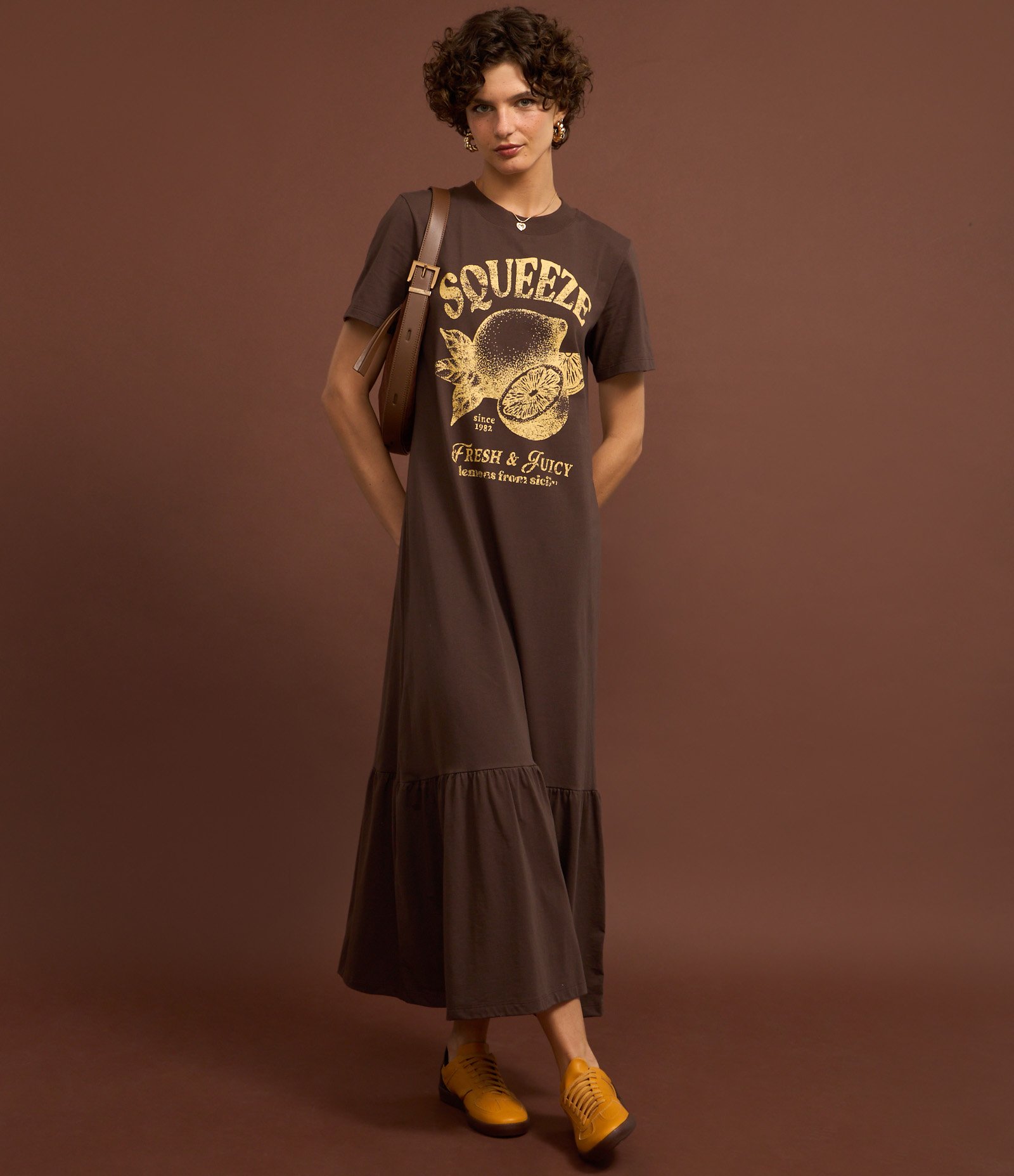 Vestido Long Midi em Algodão com Estampa Squeeze e Babado na Saia Marrom 3