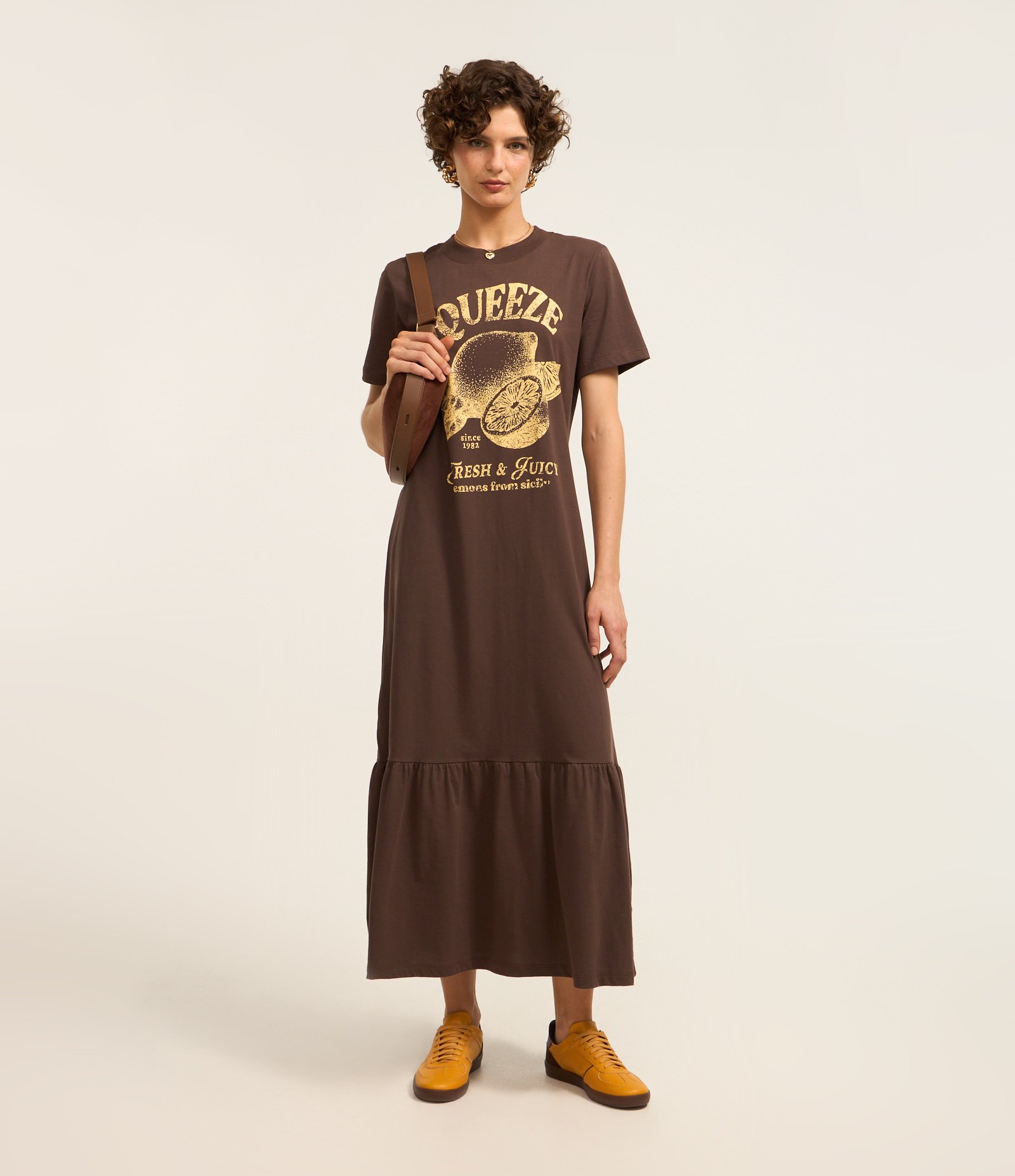 Vestido Long Midi em Algodão com Estampa Squeeze e Babado na Saia Marrom 1