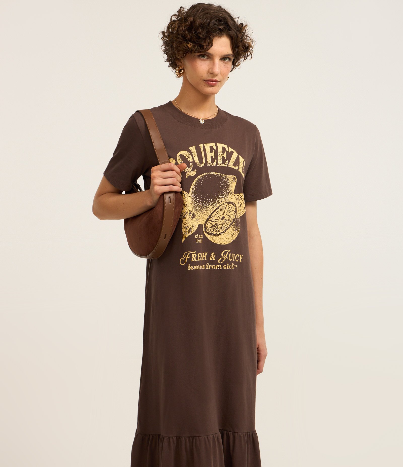 Vestido Long Midi em Algodão com Estampa Squeeze e Babado na Saia Marrom 2