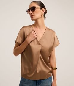 Blusa Soltinha e Acetinada com Prega Frontal