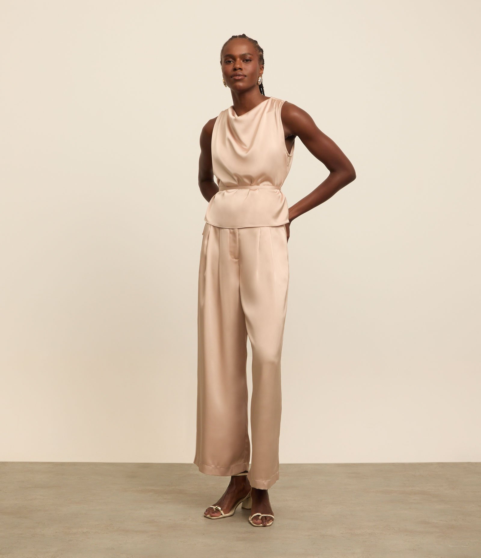 Calça Wide Leg Cintura Alta em Cetim com Pregas e Bolsos Pêssego 1