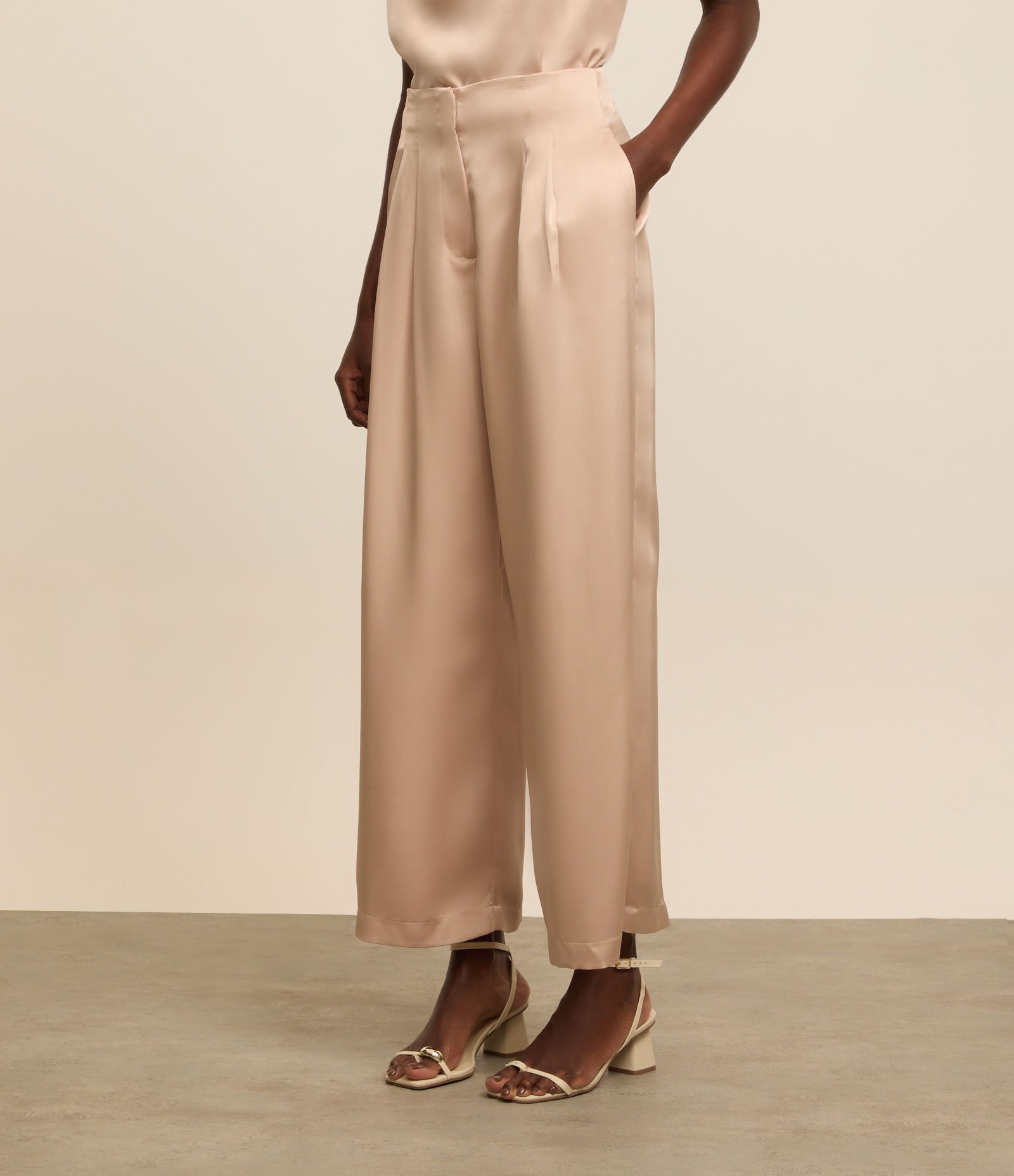 Calça Wide Leg Cintura Alta em Cetim com Pregas e Bolsos Pêssego 2