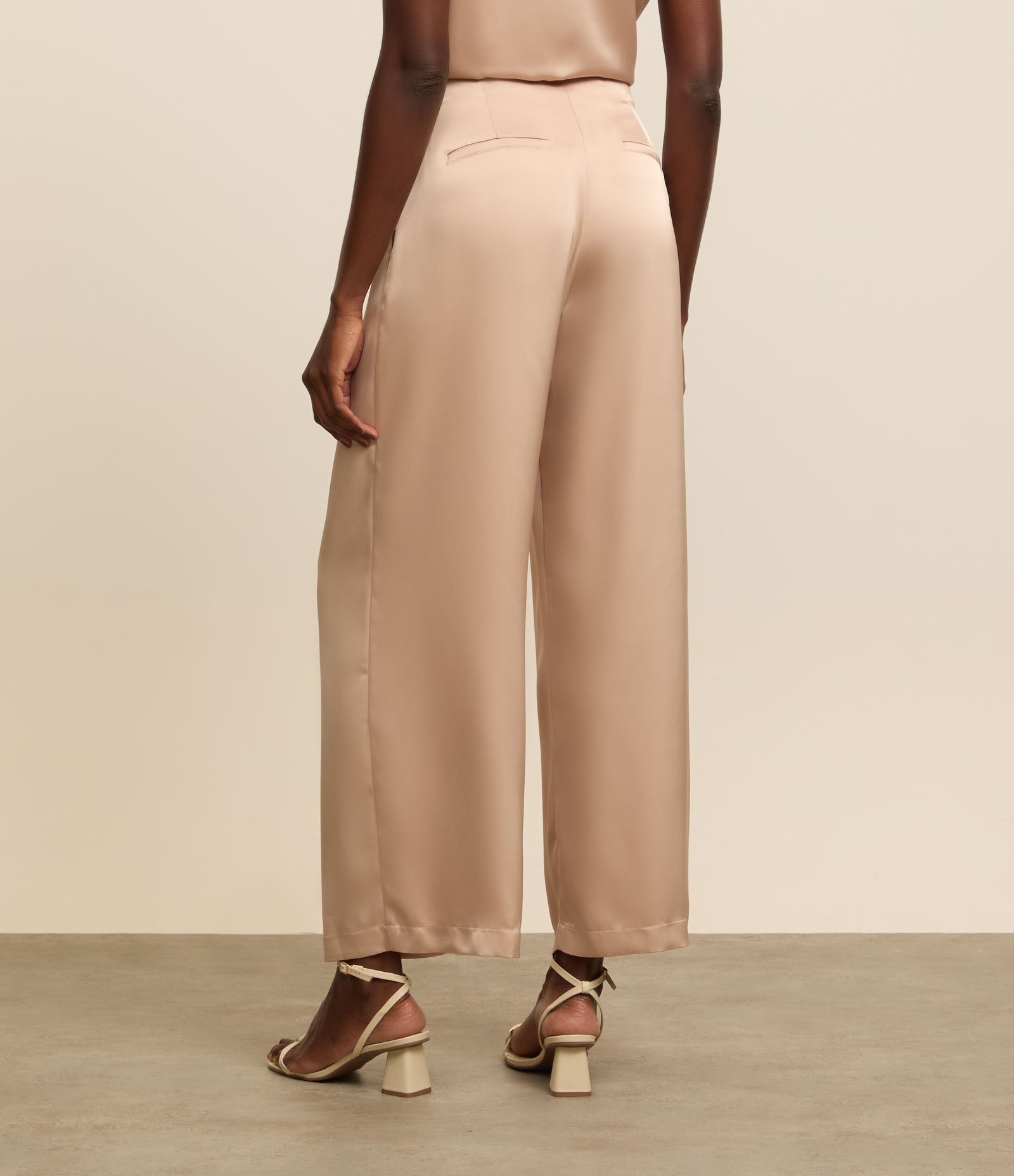 Calça Wide Leg Cintura Alta em Cetim com Pregas e Bolsos Pêssego 3