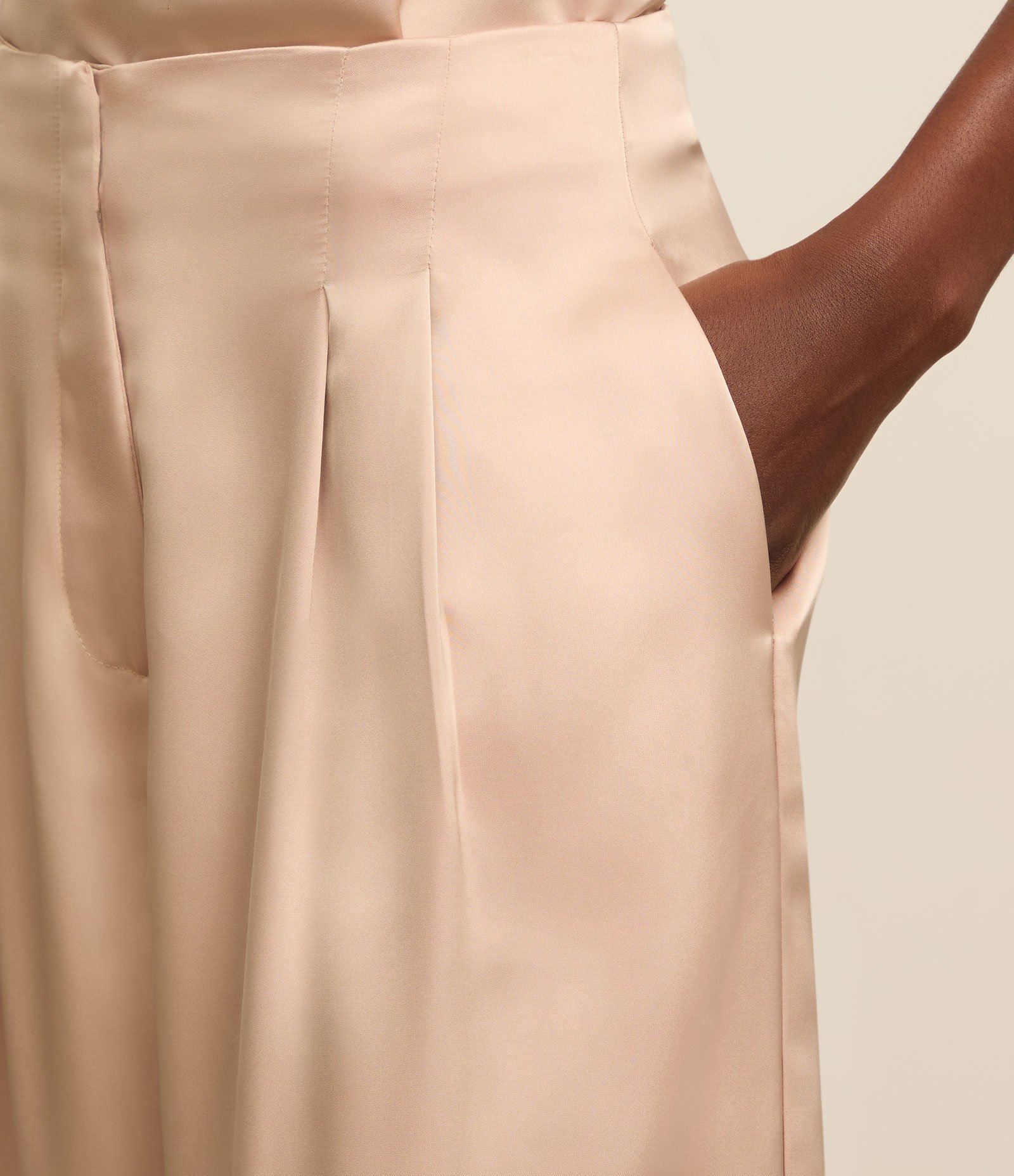 Calça Wide Leg Cintura Alta em Cetim com Pregas e Bolsos Pêssego 4